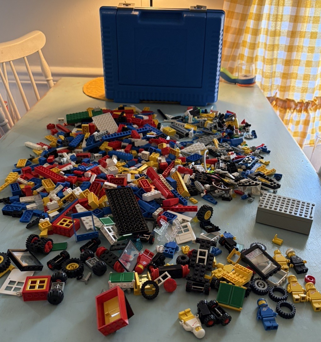VTG Legos And Mini Figure lot 70s 80s Spaceman Astronaut Windows Wheels w/ Case