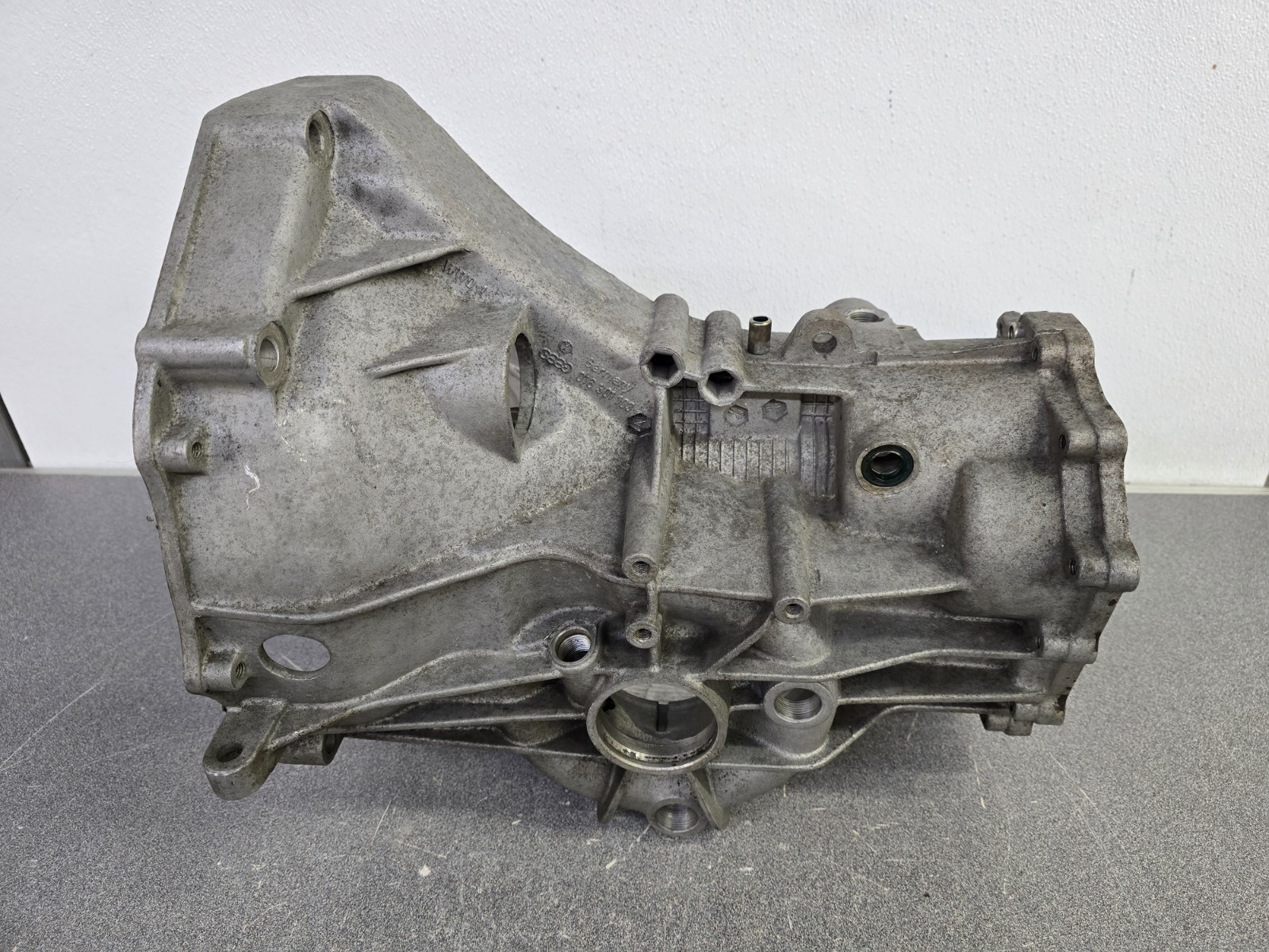 NICE USED ORIGINAL PORSCHE 944 TURBO TRANSMISSION HOUSING EMPTY CASE 5R27017