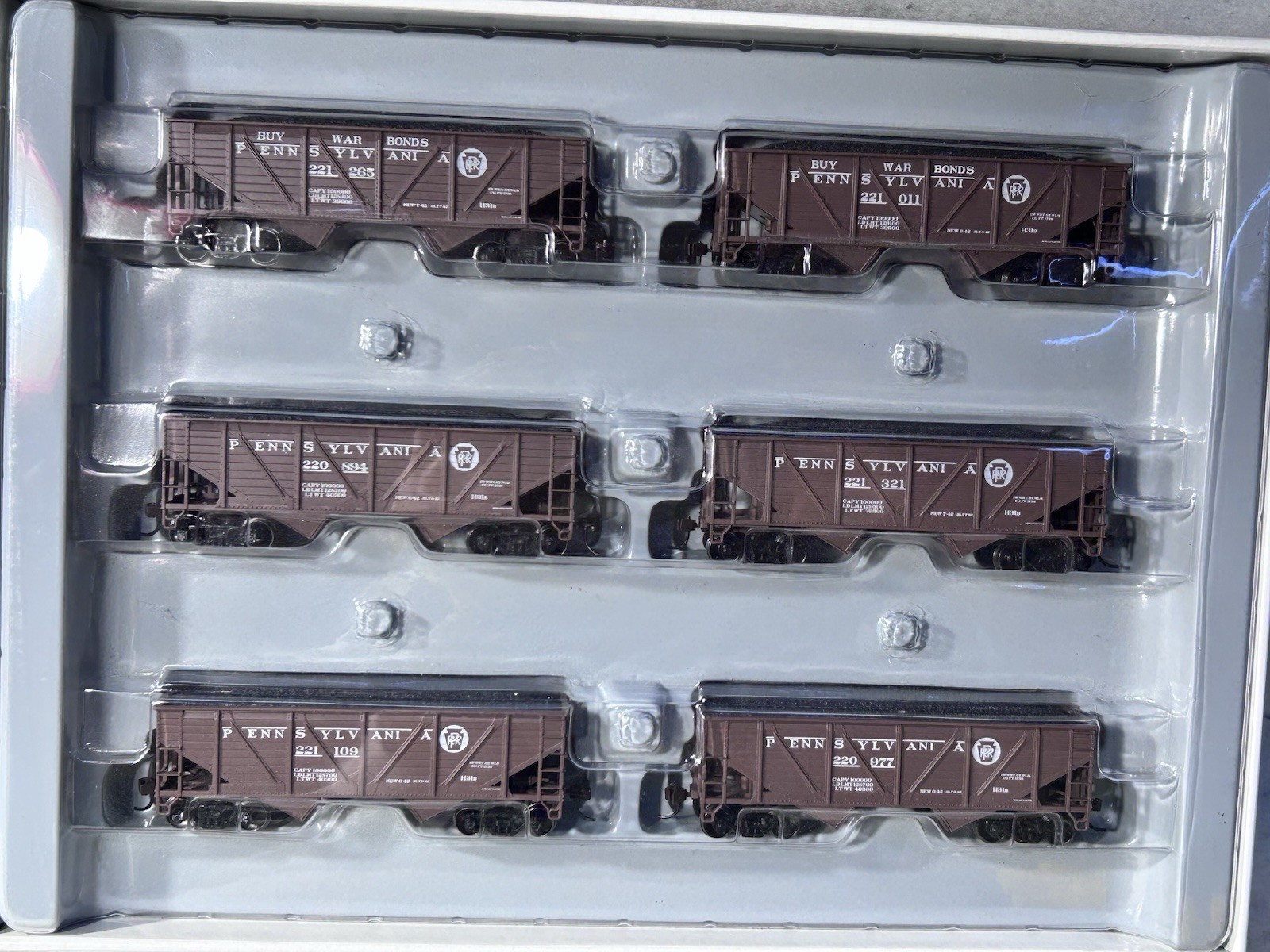 Beautiful Athearn Pennsylvania RR 34’ 2-Bay Composite Hopper Cars/Loads 6-Pak HO Beautiful Athearn Pennsylvania RR 34’ 2-Bay Composite Hopper Cars/Loads 6-Pak HO