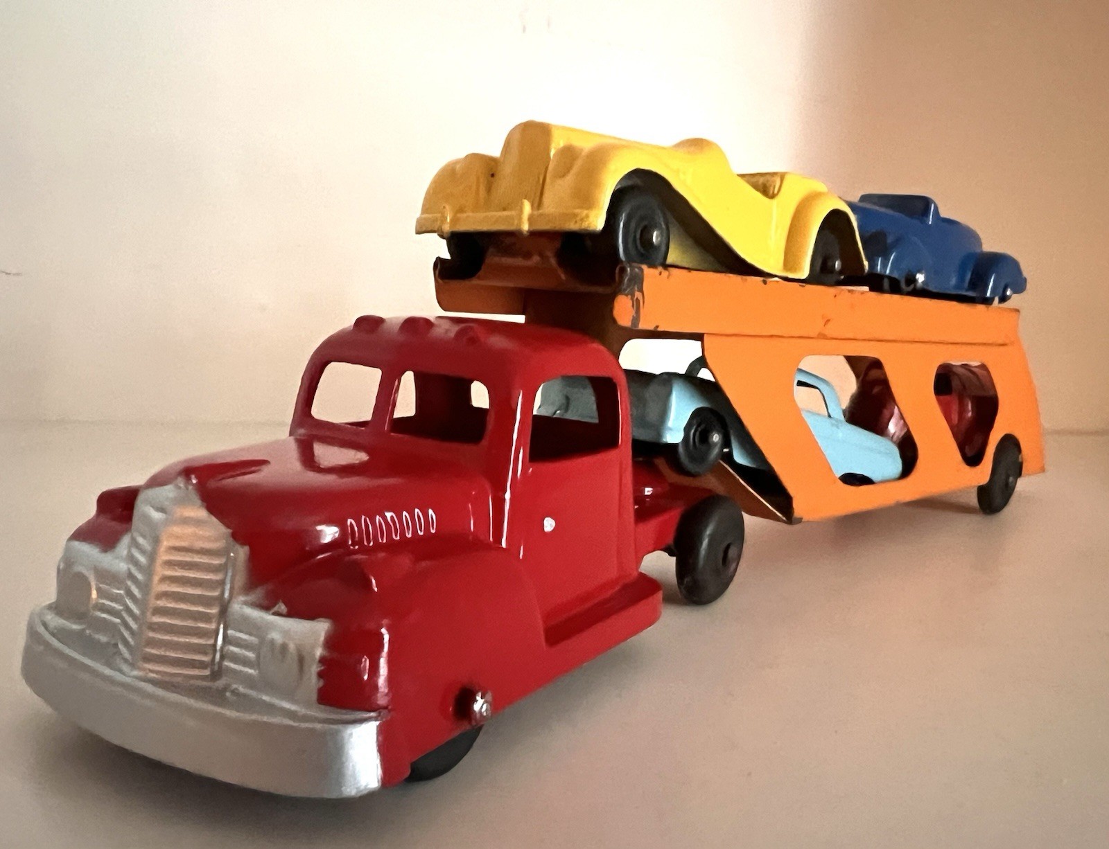TOOTSIETOY 1950’s INTERNATIONAL CAR CARRIER & 04 CARS -No. 207- G/VG SET