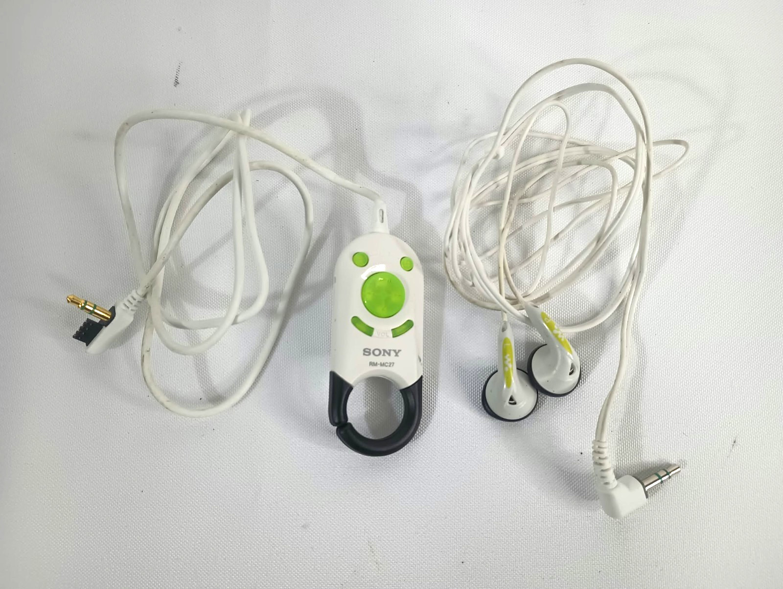 Sony Walkman RM-MC27 Remote Control + Headphones for Sony D-NE320 PSYC Sony Walkman RM-MC27 Remote Control + Headphones for Sony D-NE320 PSYC