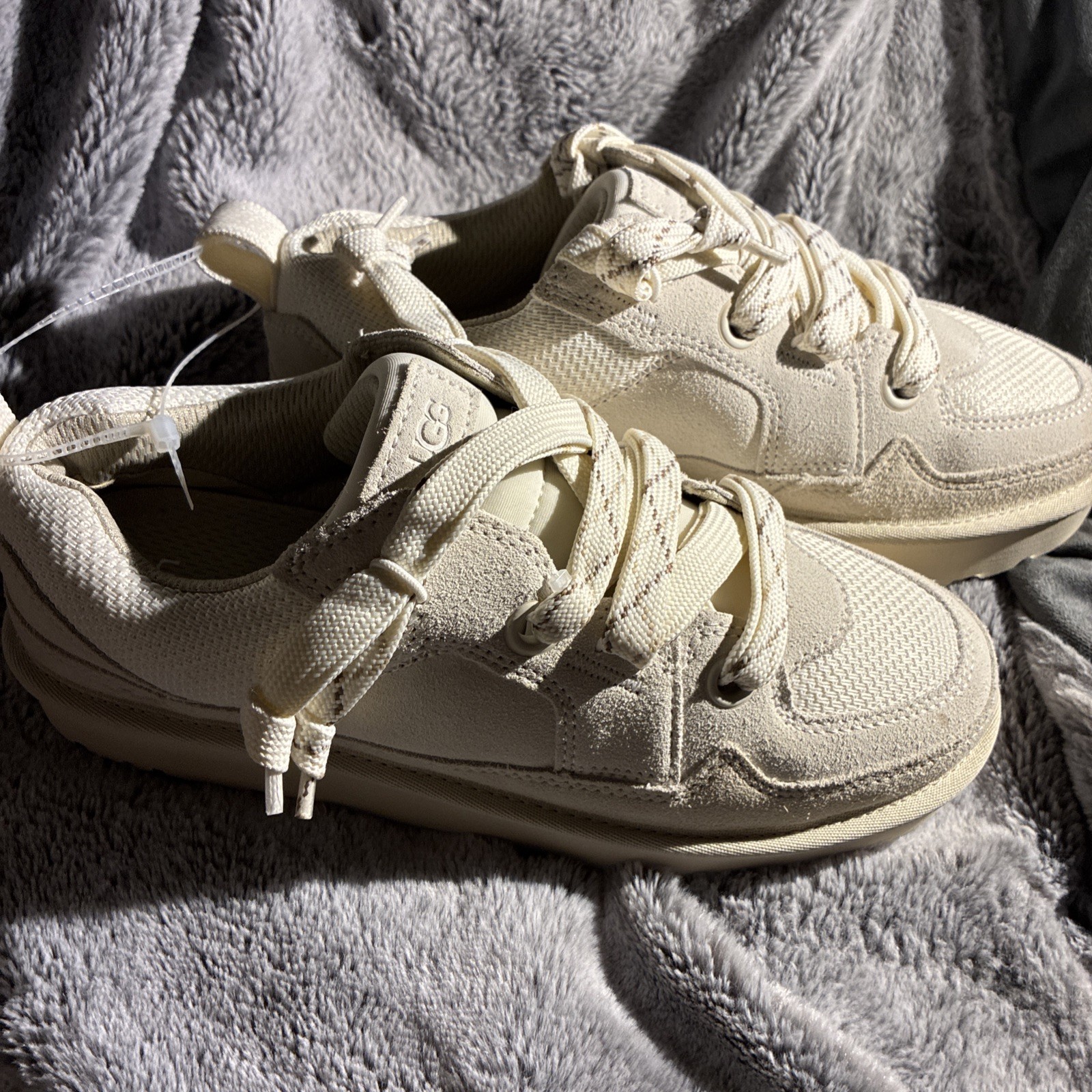 NEW UGG SIZE 9 WOMEN\'S LO LOWMEL LACE UP SNEAKERS JASMINE MADE IN CAMBODIA NEW UGG SIZE 9 WOMEN\'S LO LOWMEL LACE UP SNEAKERS JASMINE MADE IN CAMBODIA