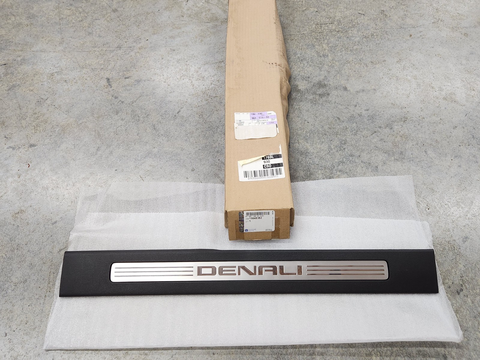 NEW OEM 2007-2014 YUKON SIERRA DENALI FRONT LEFT DRIVER DOOR SILL SCUFF PLATE GM NEW OEM 2007-2014 YUKON SIERRA DENALI FRONT LEFT DRIVER DOOR SILL SCUFF PLATE GM