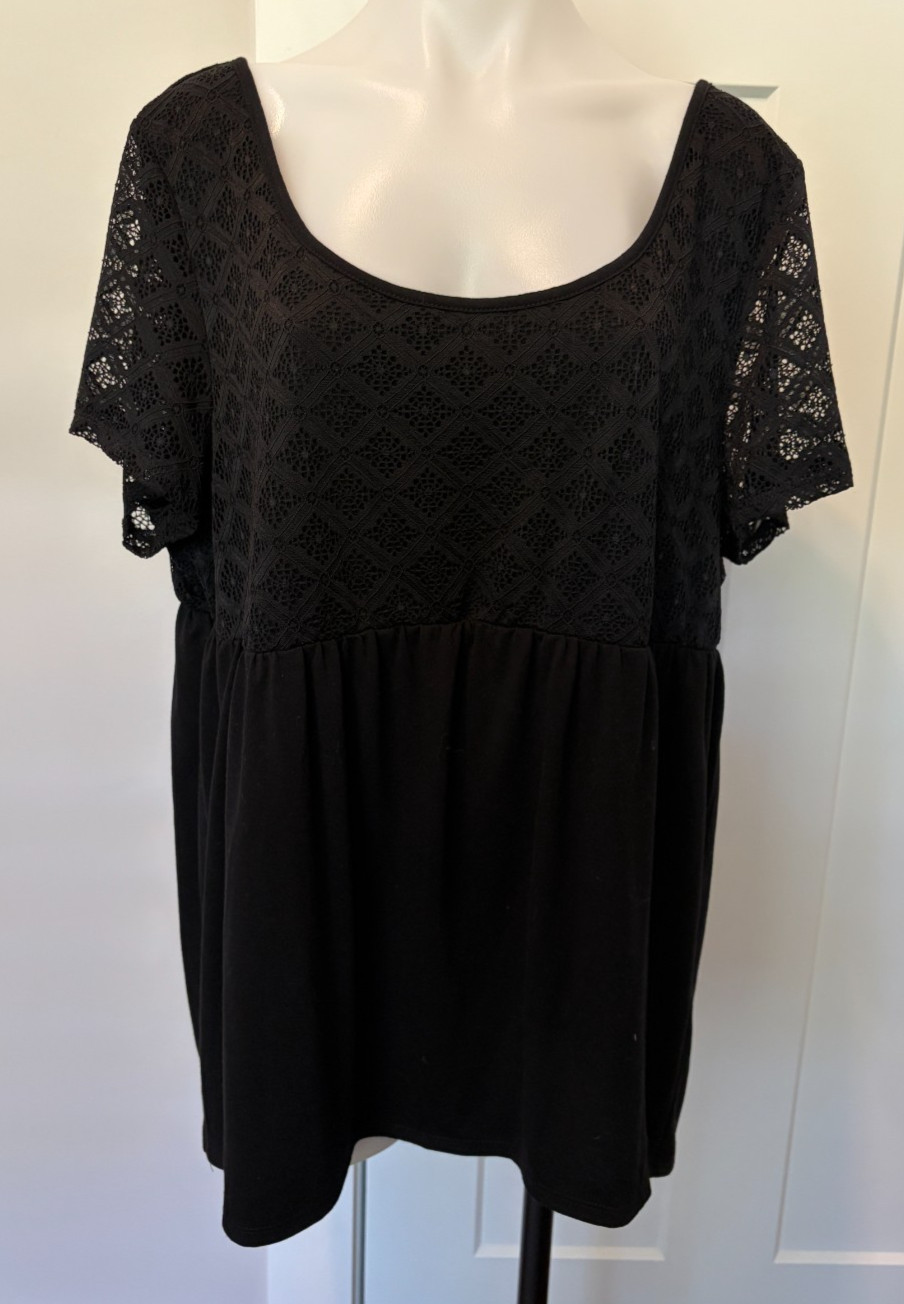 TORRID Womens Knit TOP Short Sleeve BLACK w/ Lace Scoop Neck Size 2 (2X 18/20) TORRID Womens Knit TOP Short Sleeve BLACK w/ Lace Scoop Neck Size 2 (2X 18/20)