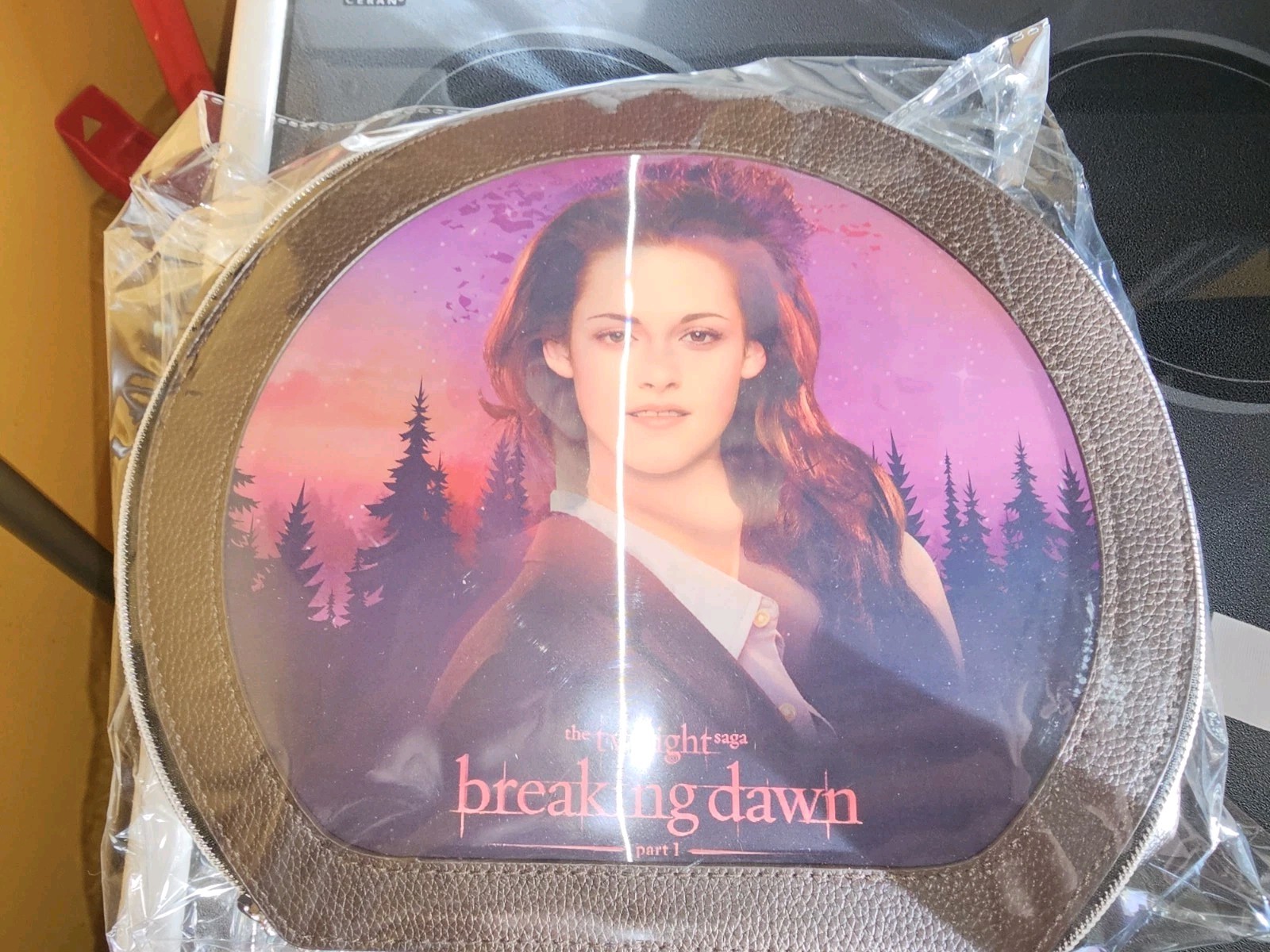 GLAMLITE TWILIGHT BREAKING DAWN 3D LENTICULAR MOTION MAKEUP BAG NEW GLAMLITE TWILIGHT BREAKING DAWN 3D LENTICULAR MOTION MAKEUP BAG NEW
