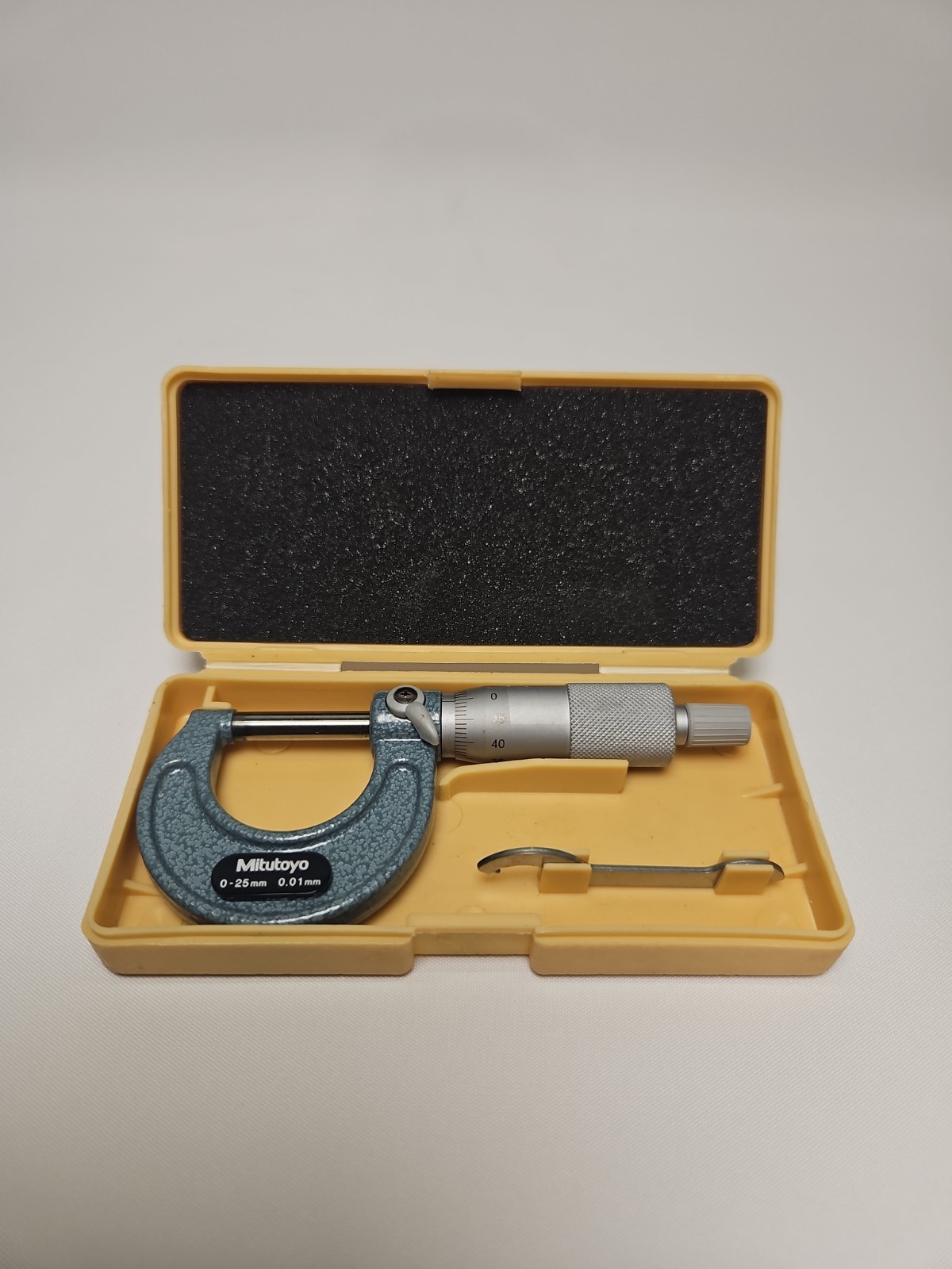 Mitutoyo 103-137 Mechanical Outside Micrometer 0 mm to 25 mm Metric +/- 0.01mm Mitutoyo 103-137 Mechanical Outside Micrometer 0 mm to 25 mm Metric +/- 0.01mm