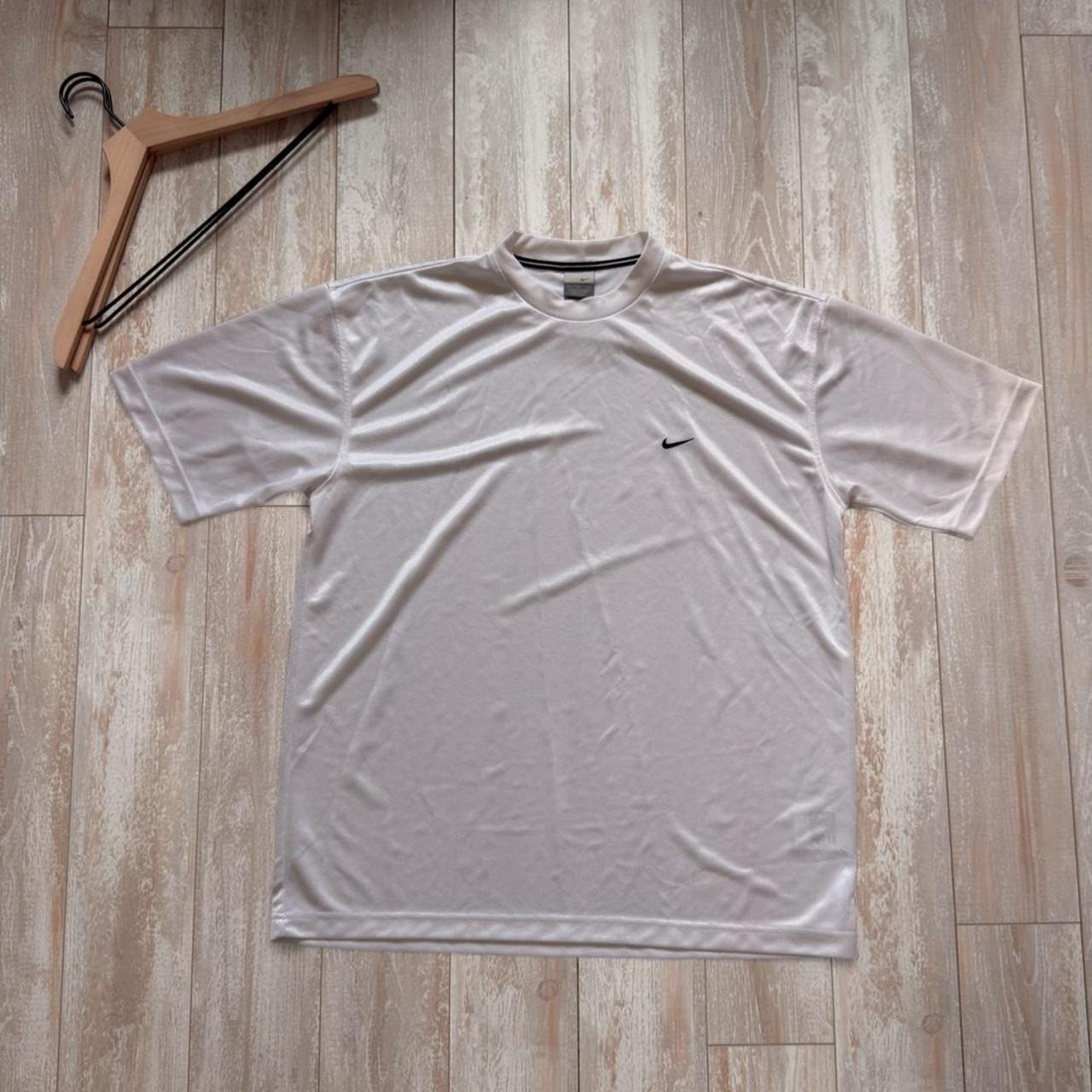 Vintage 00s Nike embroidered swoosh training t shirt white essential