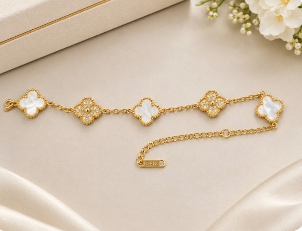 18 k gold bracelet van cleaf it is in excellent condition 18 k gold bracelet van cleaf it is in excellent condition