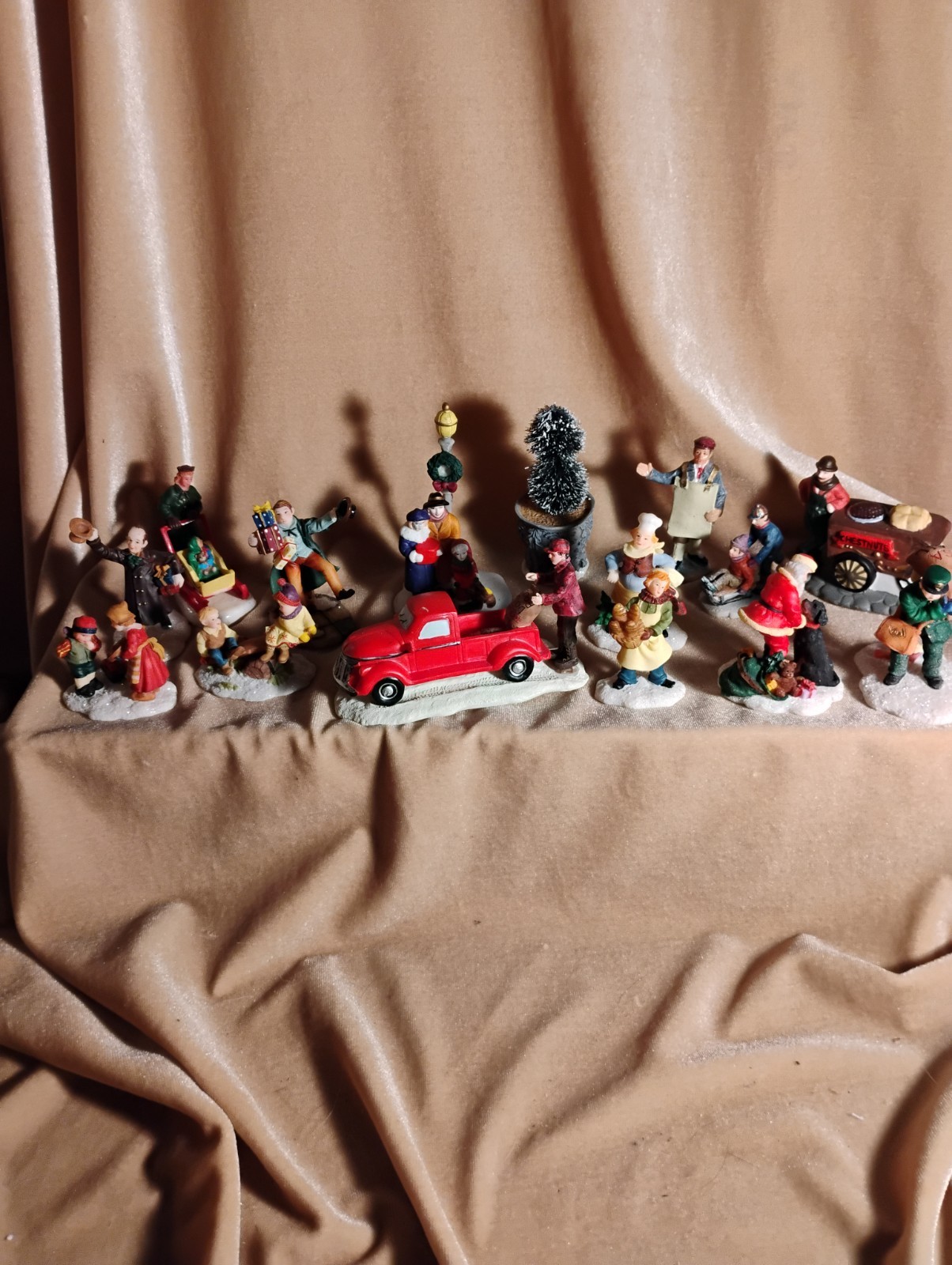 Christmas Village People Lemax Coventry Cove 15 Piece Lot