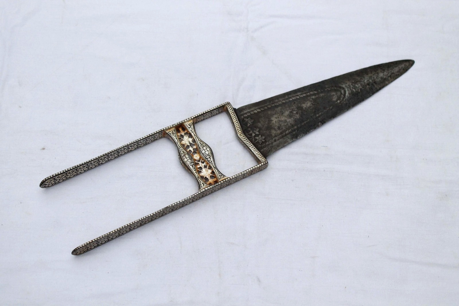 old vintage indo-Persian mughal rajput silver damascened old steel engraved blad