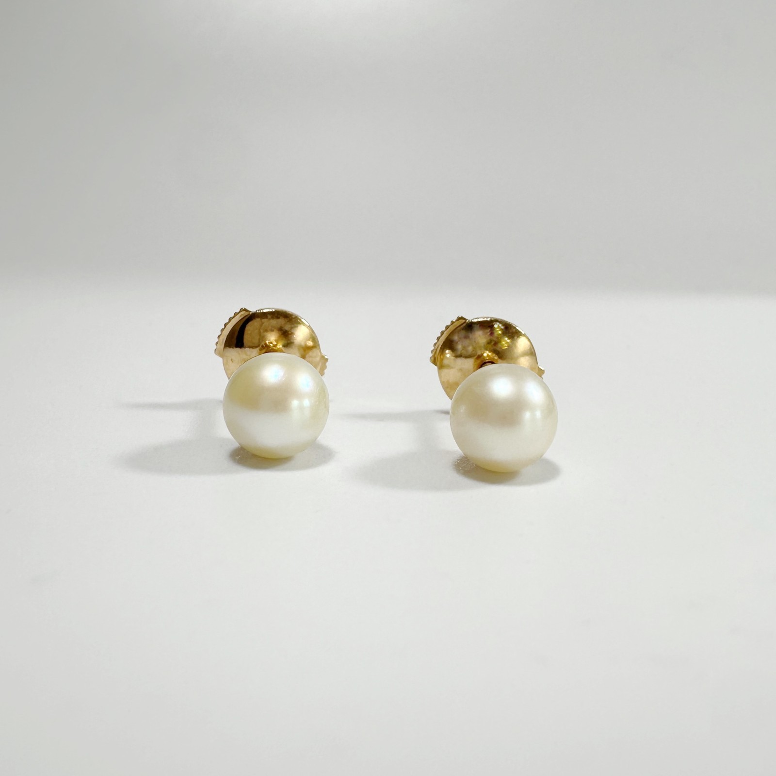 Vintage 18k Gold and pearl stud earrings