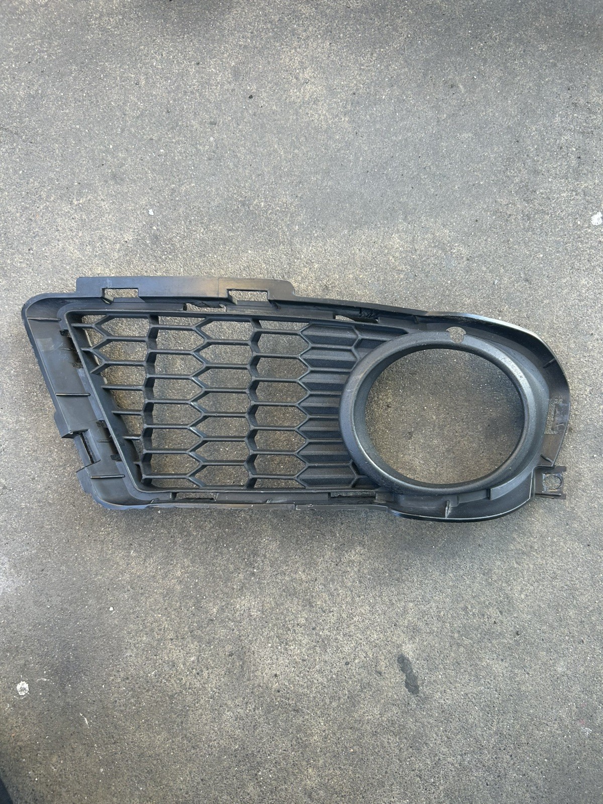 2011 - 2013 BMW 3 SERIES E92 E93 RIGHT PASSENGER FOG LIGHT GRILLE COVER OEM 2011 - 2013 BMW 3 SERIES E92 E93 RIGHT PASSENGER FOG LIGHT GRILLE COVER OEM