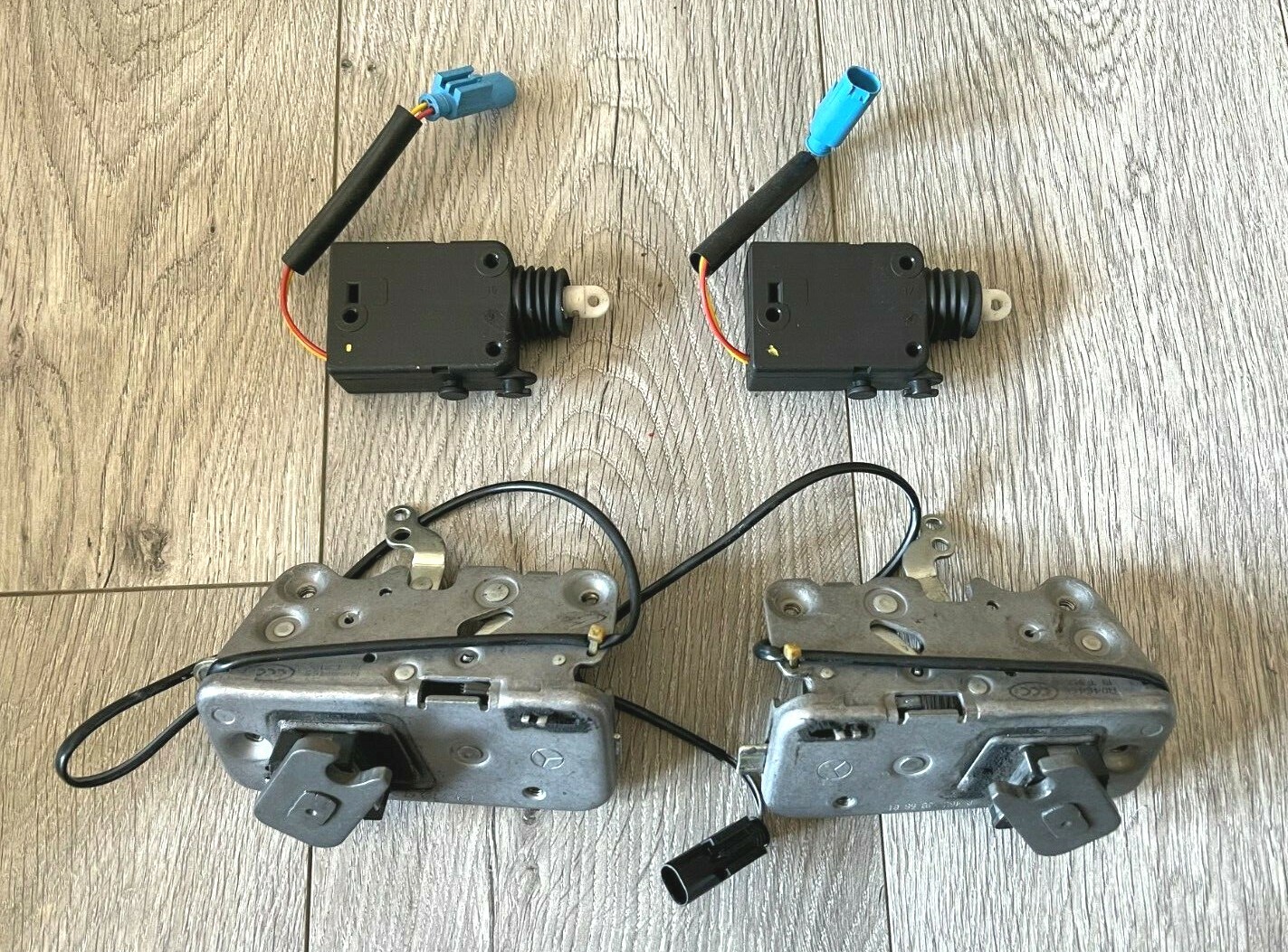 SET OF LEFT AND RIGHT MERCEDES BENZ W463 DOOR LOCKS PART# 4637301402 GENUINE OEM