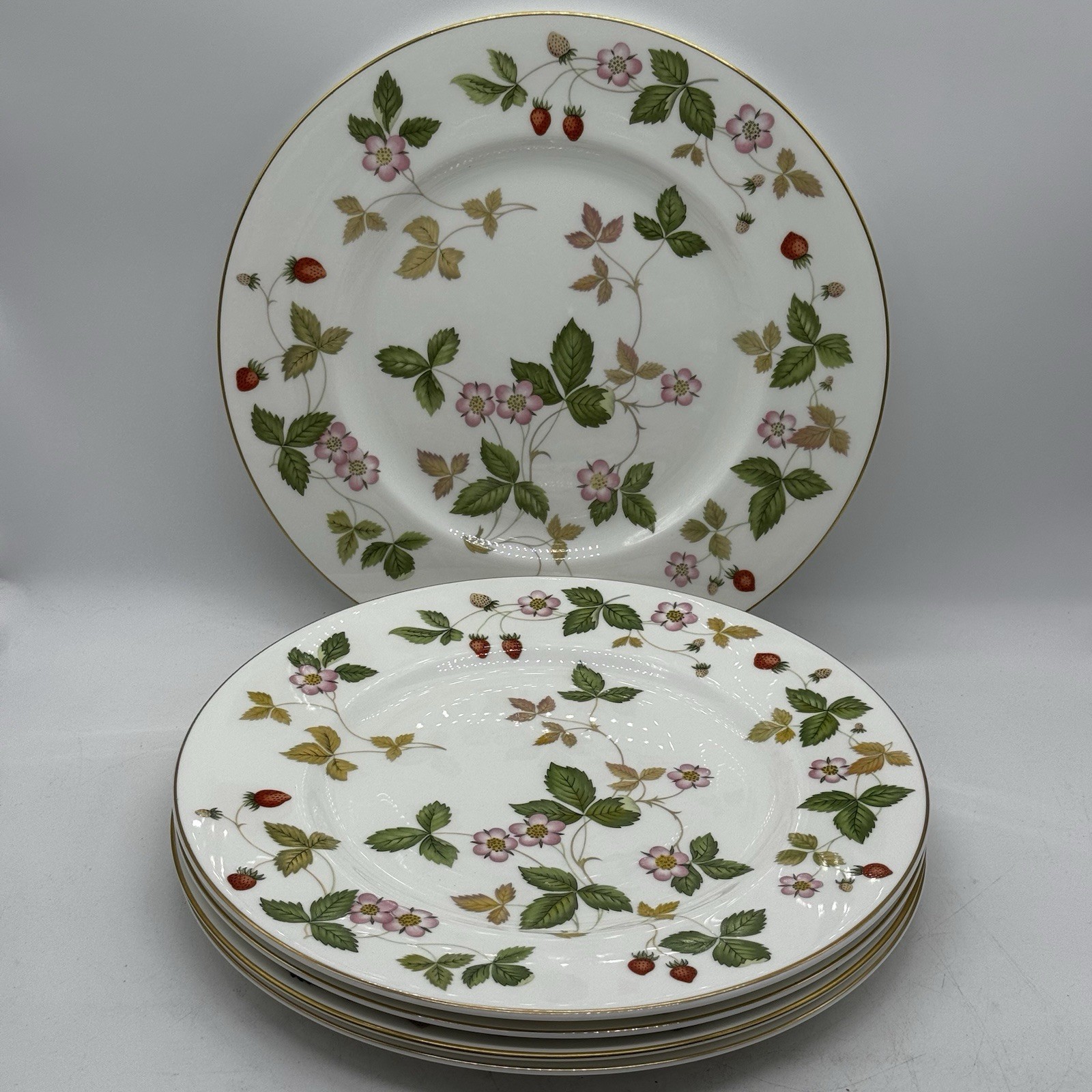 Wedgwood Wild Strawberry Set 5 Dinner Plates Bone China England Gold Rim 4406 Wedgwood Wild Strawberry Set 5 Dinner Plates Bone China England Gold Rim 4406