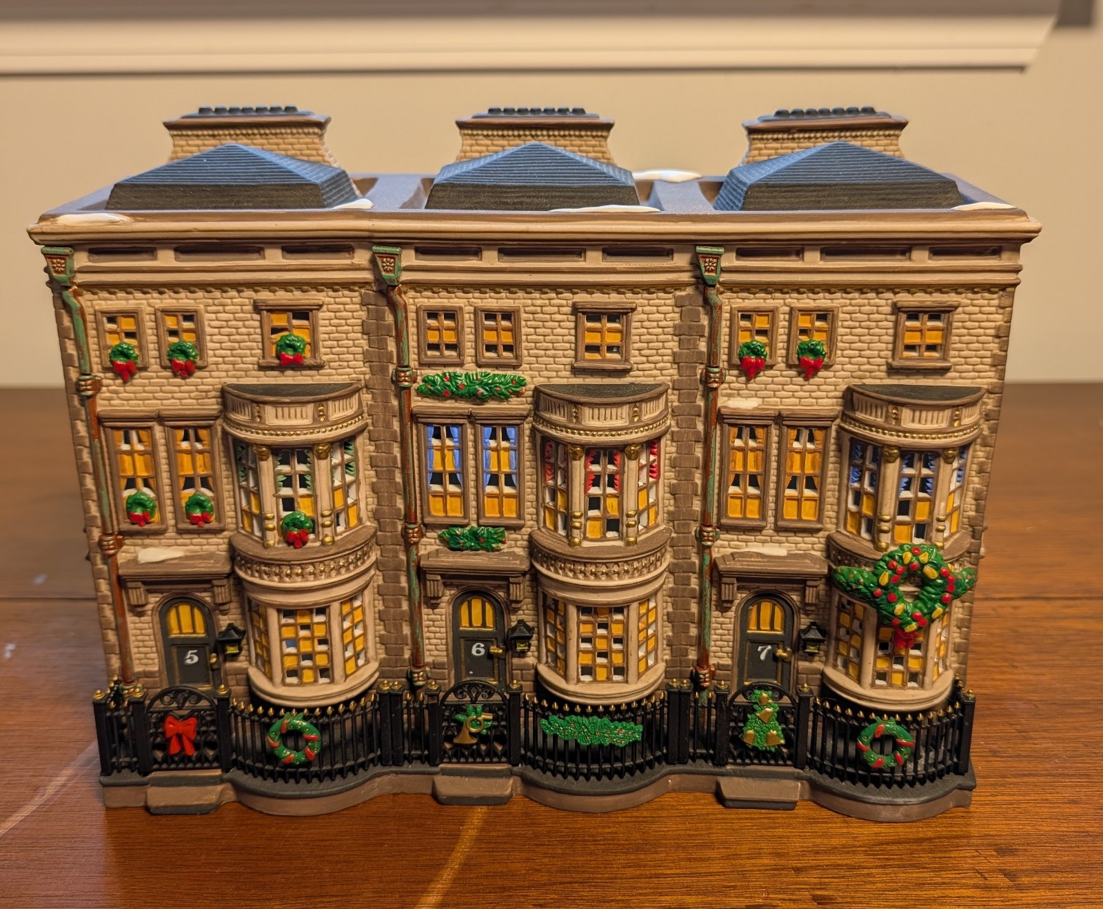 Dept 56 Dickens Village Mulberrie Court Brownstones 58345 Complete CIB Topiaries Dept 56 Dickens Village Mulberrie Court Brownstones 58345 Complete CIB Topiaries