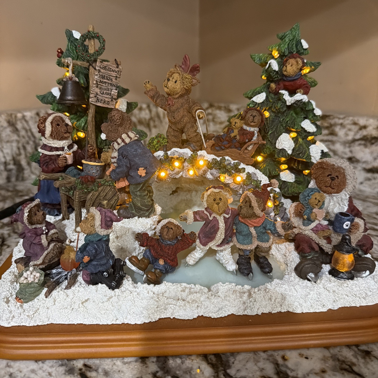 Boyds Bears Danbury Mint Skating Party Used COA Light Up Boyds Bears Danbury Mint Skating Party Used COA Light Up