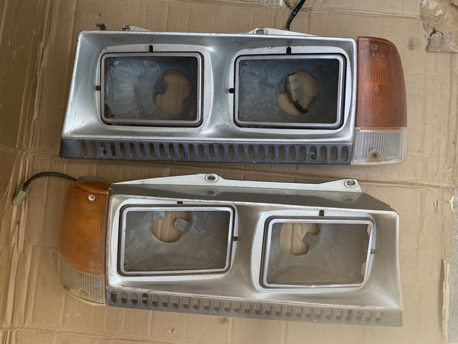 MASERATI BITURBO 228 HEADLIGHT HEAD LIGHT BUCKETS BEZEL TRIM LEFT RIGHT PAIR