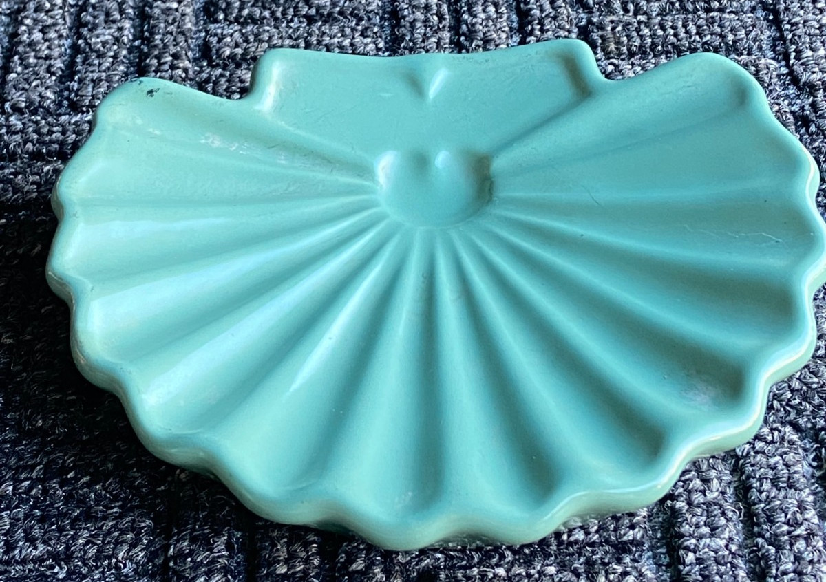Vintage Hall Clam Shell dish~CANDY DISH, ASH TRAY ~MINT CONDITION~MADE U.S.A. Vintage Hall Clam Shell dish~CANDY DISH, ASH TRAY ~MINT CONDITION~MADE U.S.A.