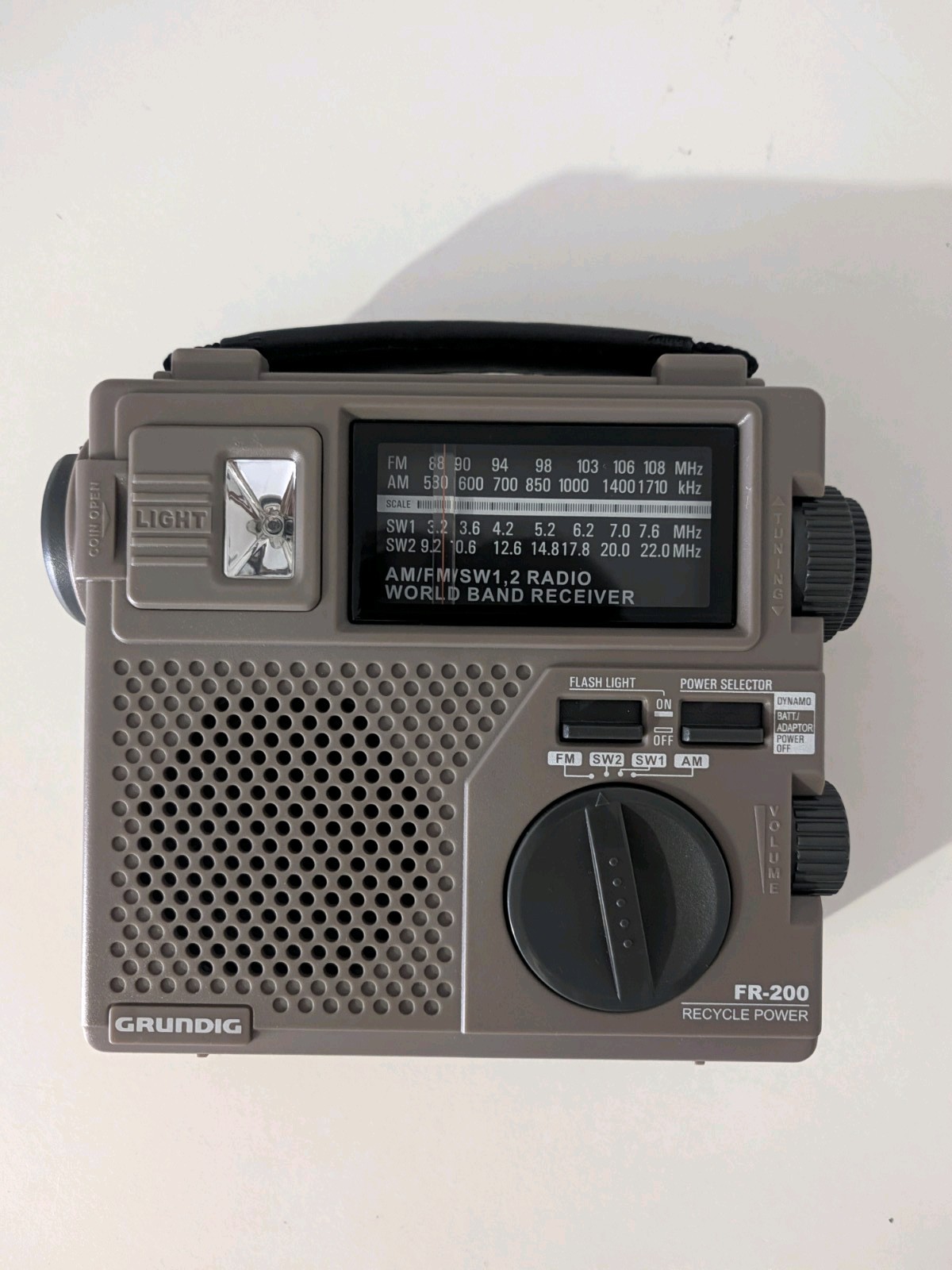 GRUNDIG FR200 Emergency Radio AM/FM/SW 1,2 World Band Receiver, Hand Crank Works