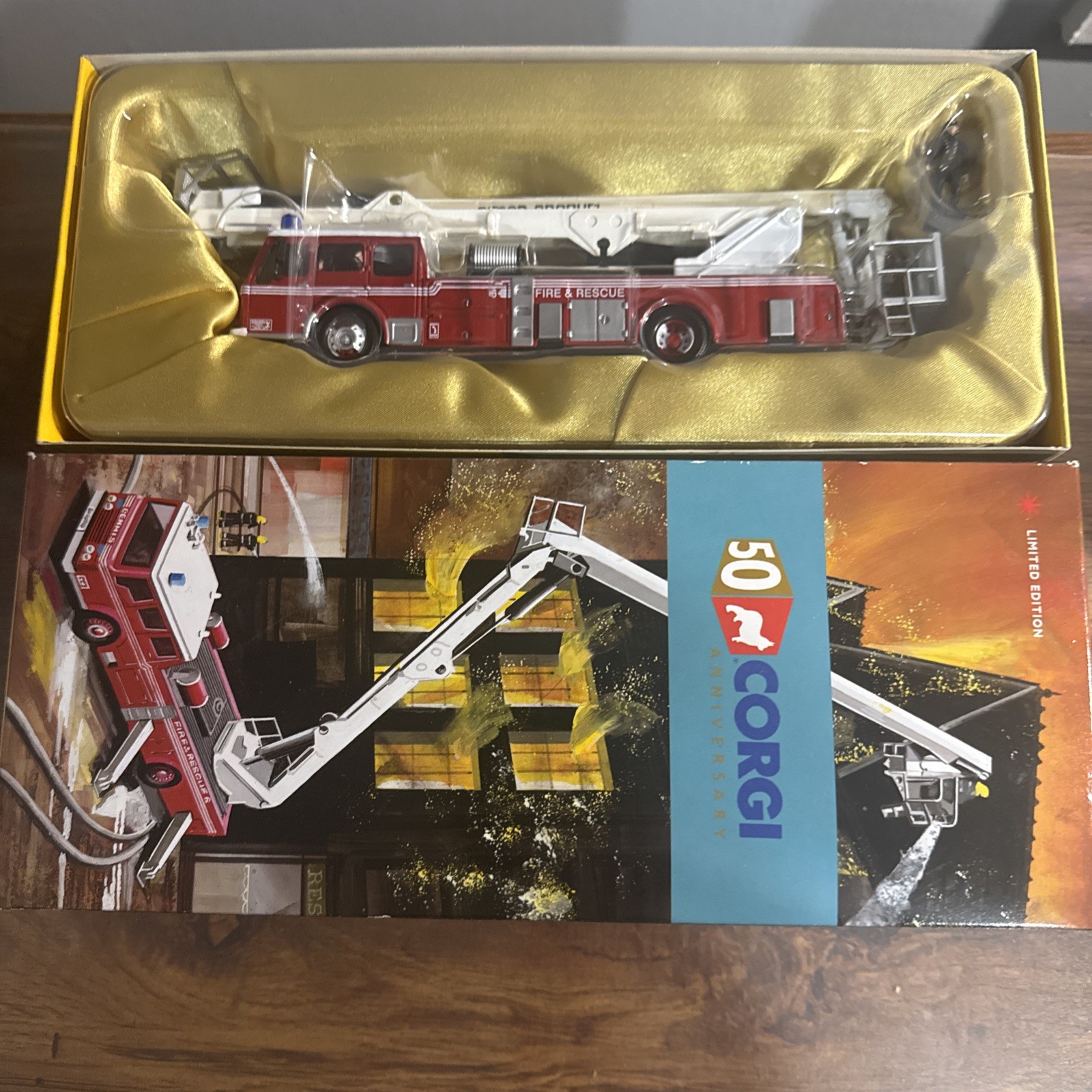 Dennis F125 Simon Snorkel SS263 Fire Rescue Corgi ANI3009 1:50 RARE VINTAGE New