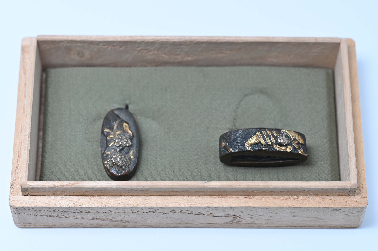 Fuchi Kashira Japanese antique Mumei Samurai & flowers design shakudo Edo era