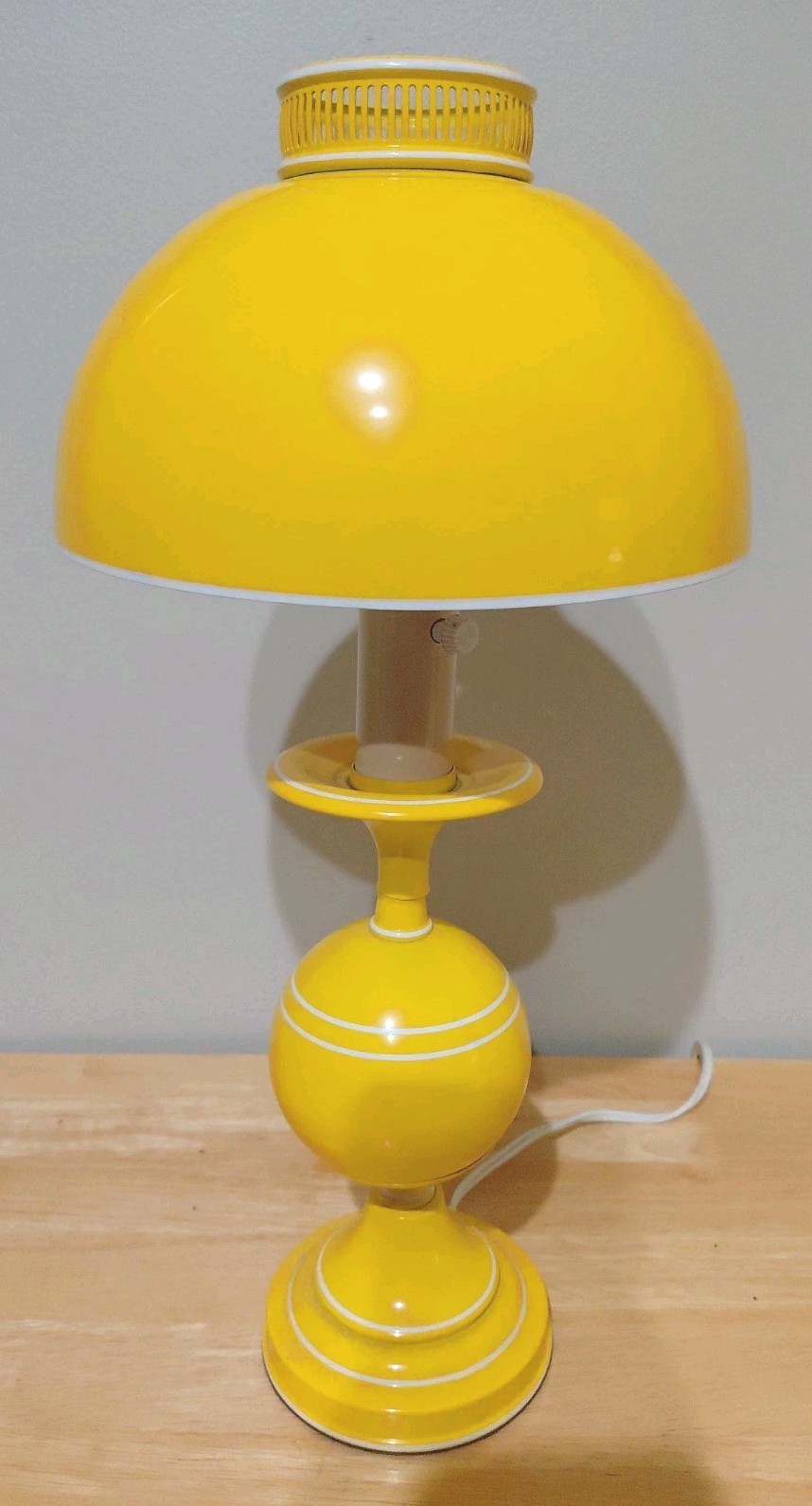 Vintage MCM Metal Table Lamp Yellow Underwriters Labs Works 17 Vintage MCM Metal Table Lamp Yellow Underwriters Labs Works 17