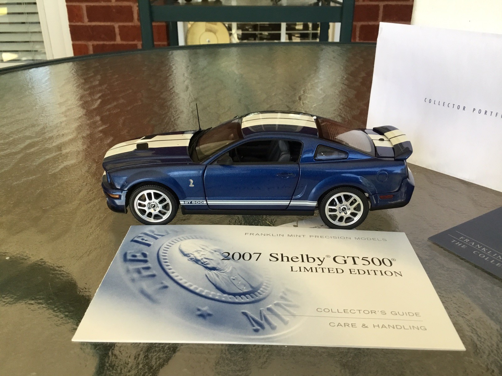 Franklin Mint 2007 Shelby Mustang GT500 Coupe Blue/White LE 1:24 - Complete