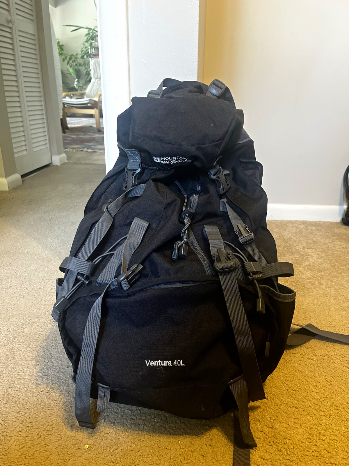 Mountain Warehouse Ventura 40L Hiking Backpack Black/Gray Hip Belt Rain Cover Mountain Warehouse Ventura 40L Hiking Backpack Black/Gray Hip Belt Rain Cover