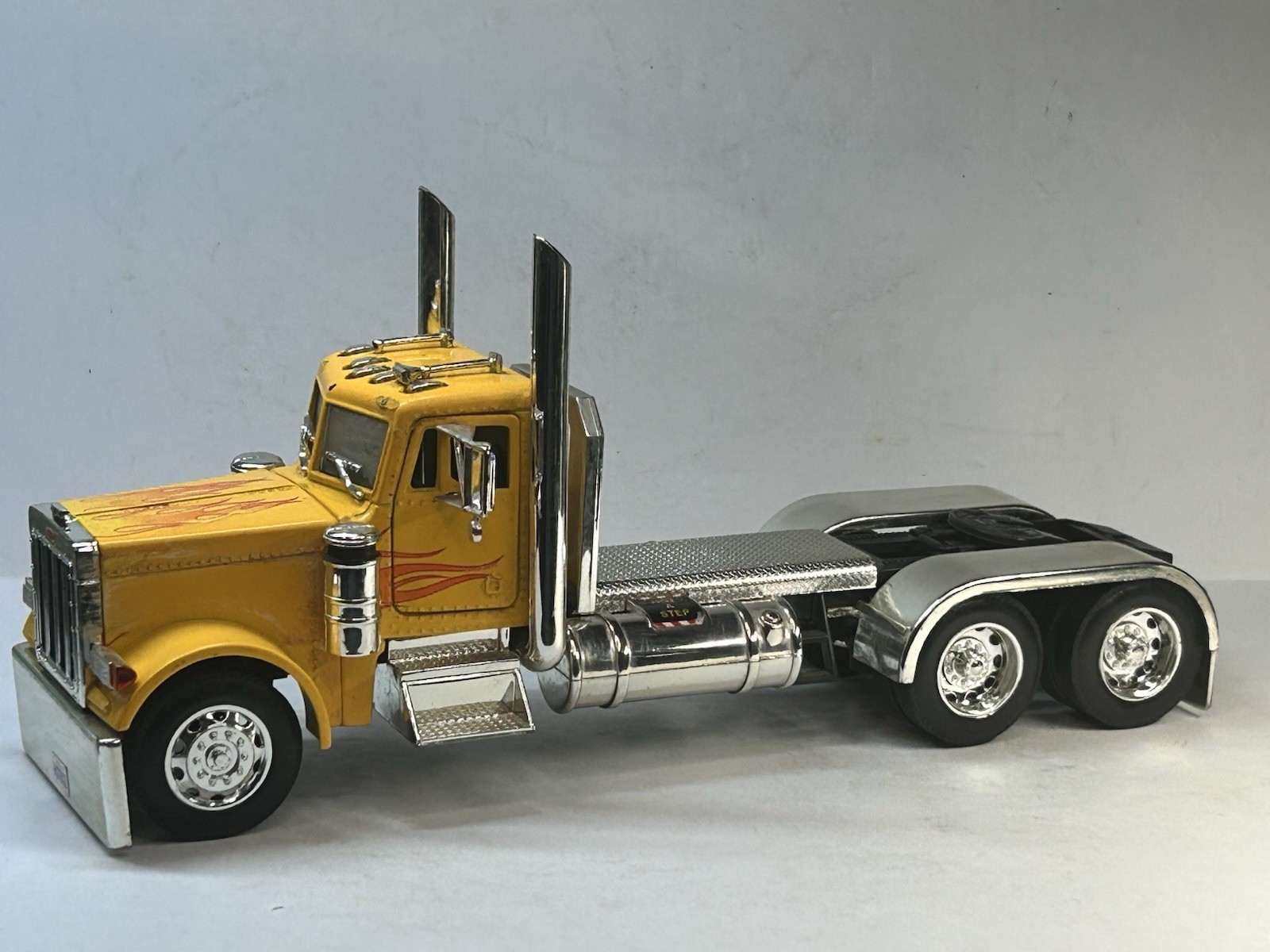 Jada Hot Rigz Peterbilt 379 Day Cab Yellow 1:32 Die Cast Rare Color Jada Hot Rigz Peterbilt 379 Day Cab Yellow 1:32 Die Cast Rare Color