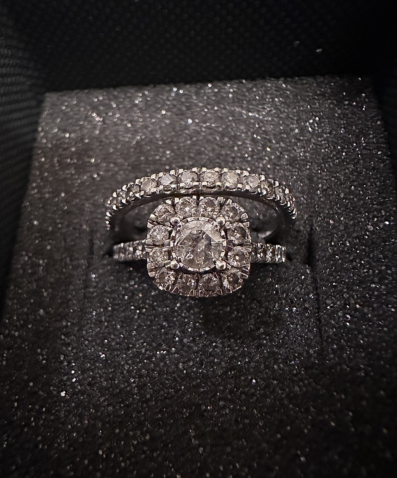 ELEGANT 10K WHITE GOLD 0.6 CT TW DIAMOND HALO BRIDAL RING SET SIZE 5.25