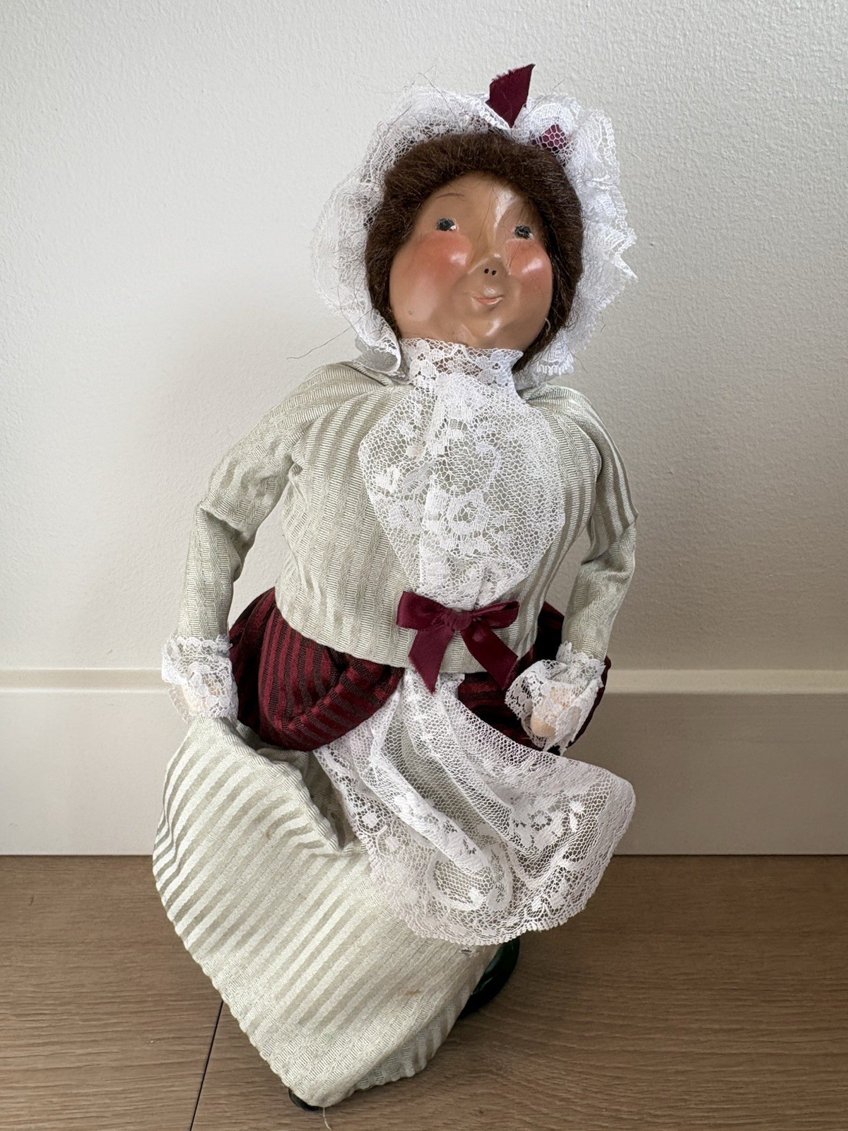 Byers Choice Retired 2000 Dickens Series  Mrs. Fezziwig  with Tag