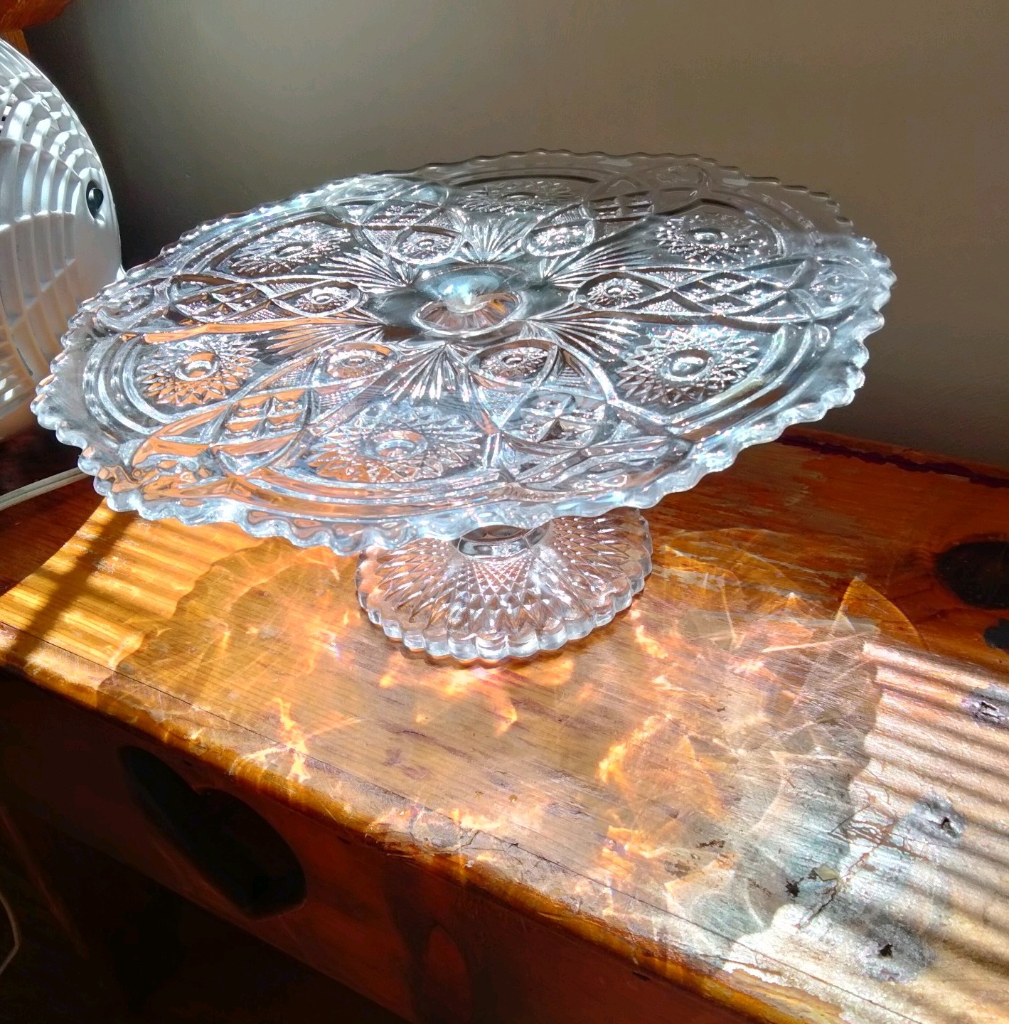 Vintage 1970s Imperial Sparkling Glass Cake-Stand In Excellent Condition Vintage 1970s Imperial Sparkling Glass Cake-Stand In Excellent Condition