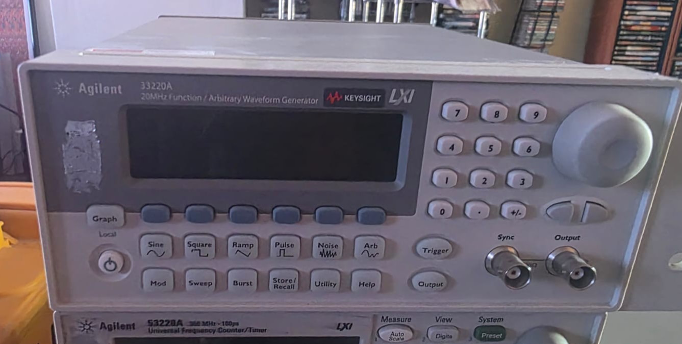 Agilent 33220A LXI 20 MHz Function Arbitrary Waveform Generator Agilent 33220A LXI 20 MHz Function Arbitrary Waveform Generator