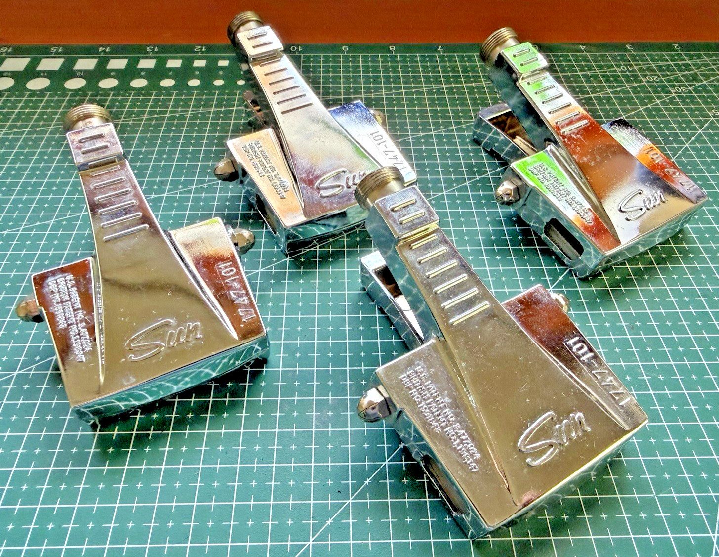 Vintage Sun Electric 1747-101 Pattern Pickup Clamp NOS