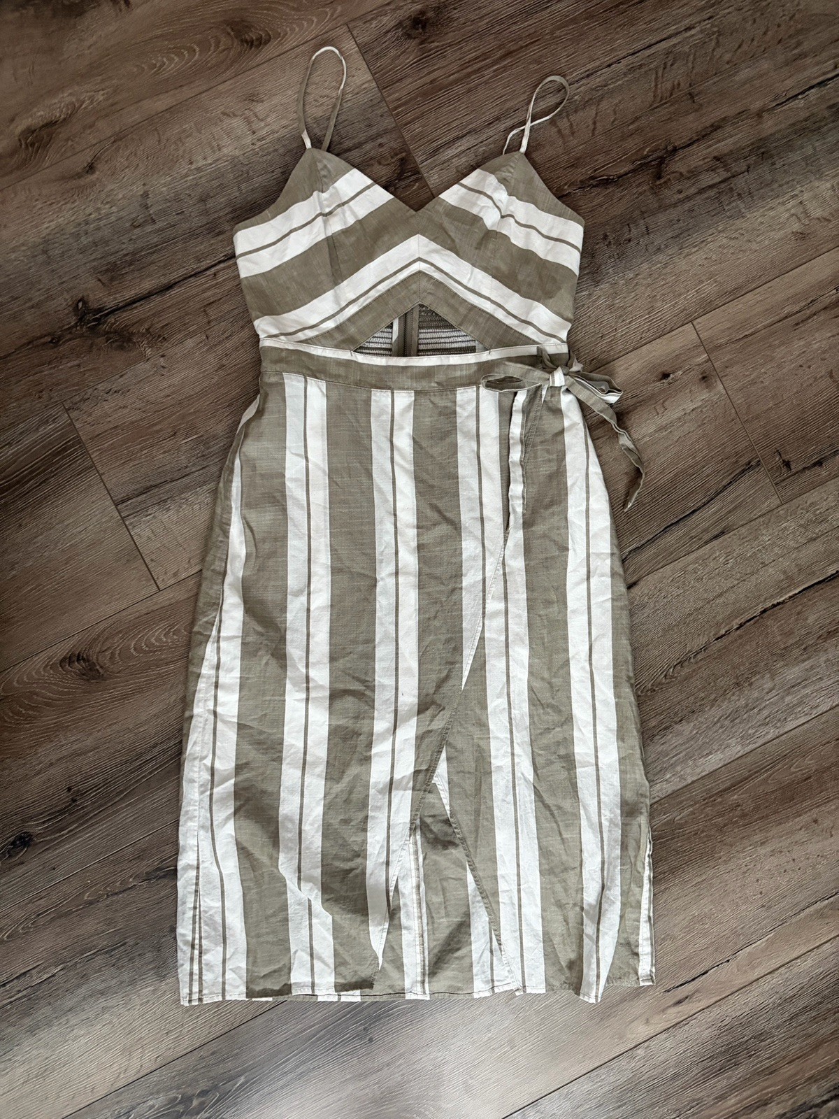 Express Striped Dress Size 4 Knee Length Cut Out New Beige Green White Express Striped Dress Size 4 Knee Length Cut Out New Beige Green White