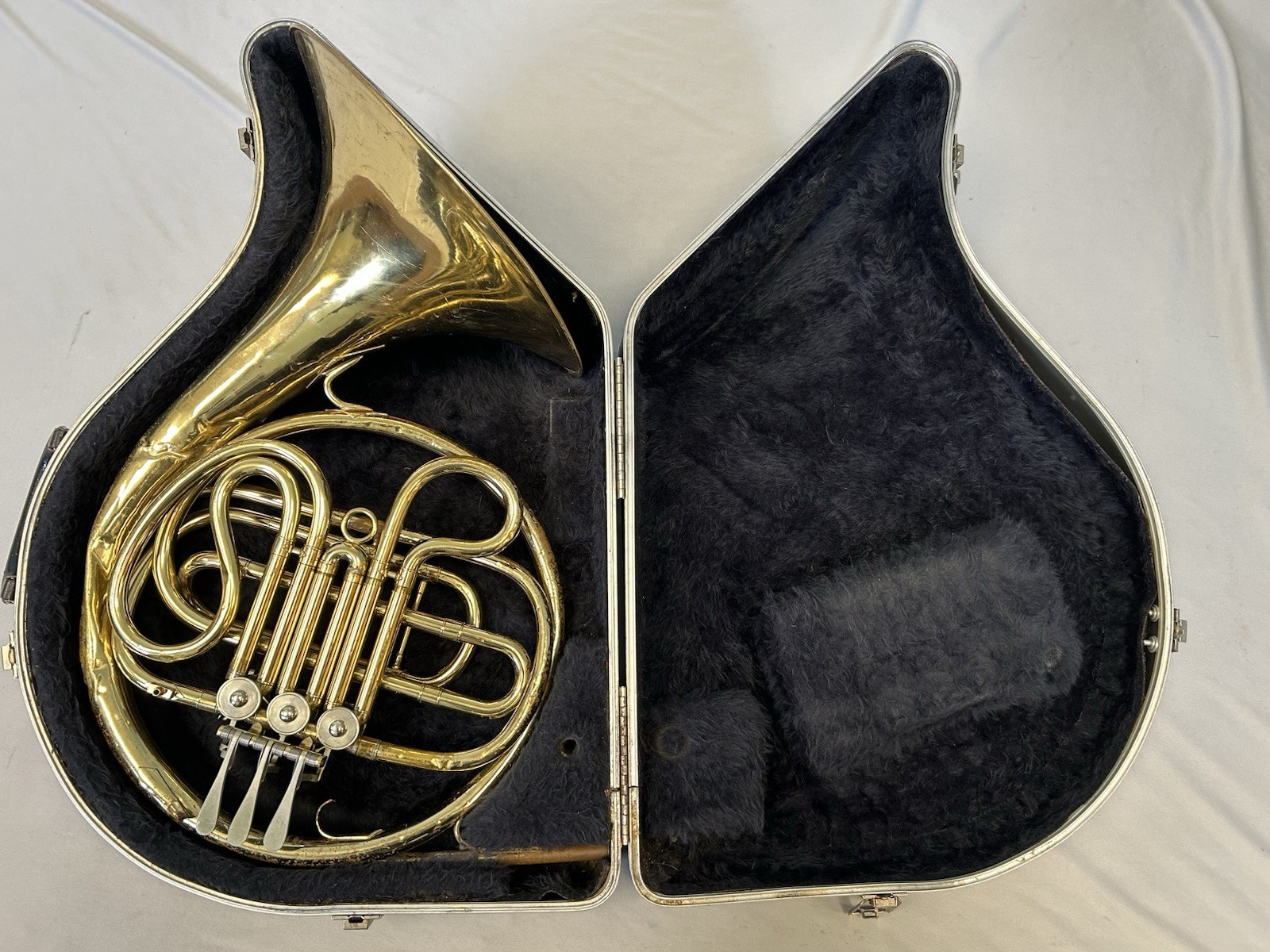 QUALITY C.G. CONN LTD. U.S.A. SINGLE FRENCH HORN + CASE