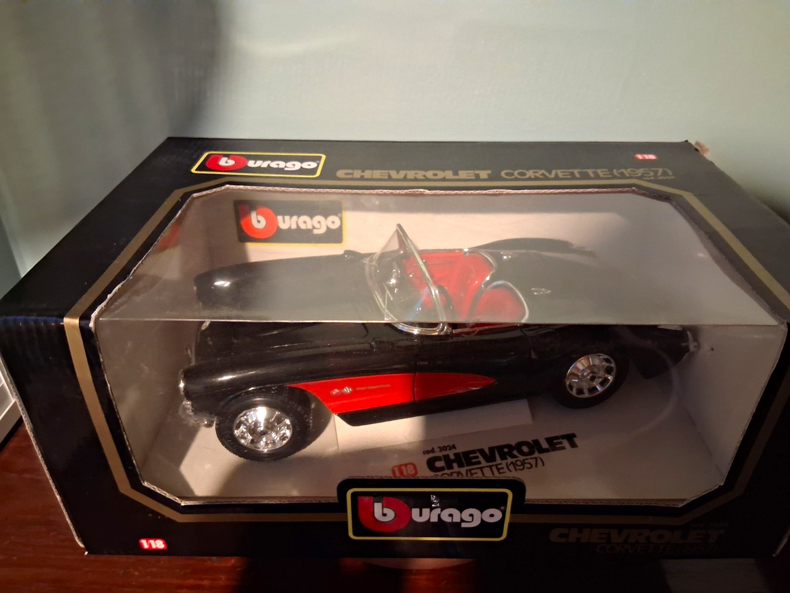 Bburago Gold 1957 Chevrolet Corvette 1:18 Diecast Car Black/Red w/ Case