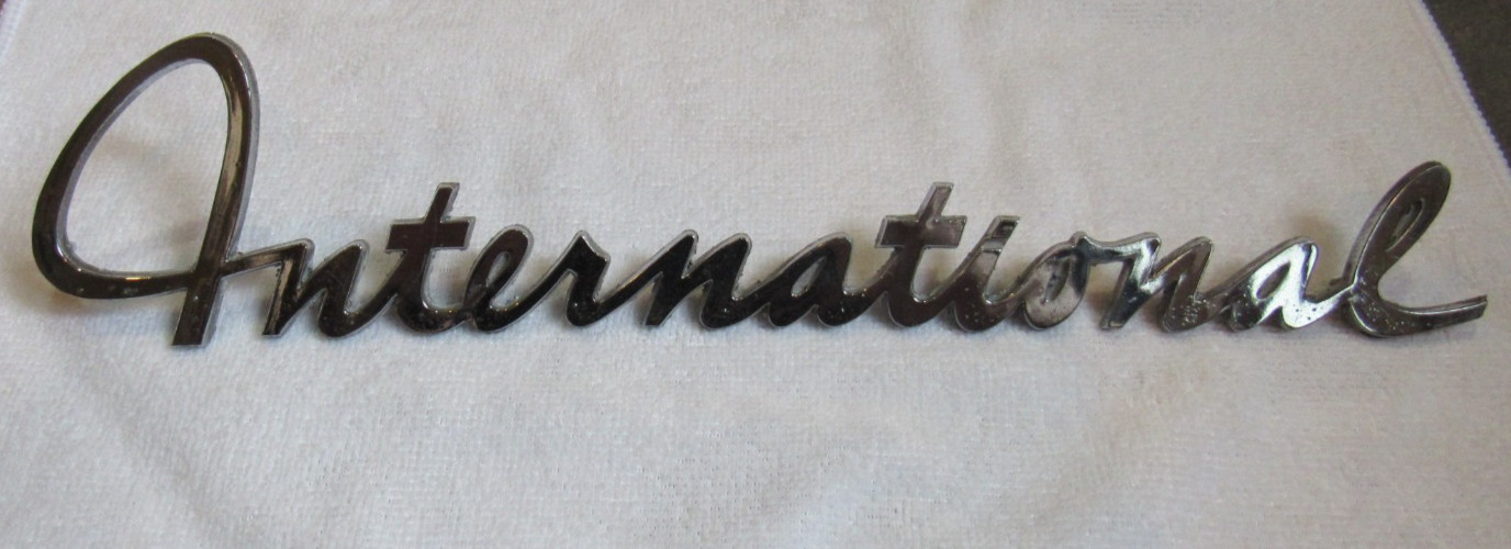 1960 - 1967 INTERNATIONAL TRUCK FENDER EMBLEM OEM PART # 242692-R1 TRAVELALL