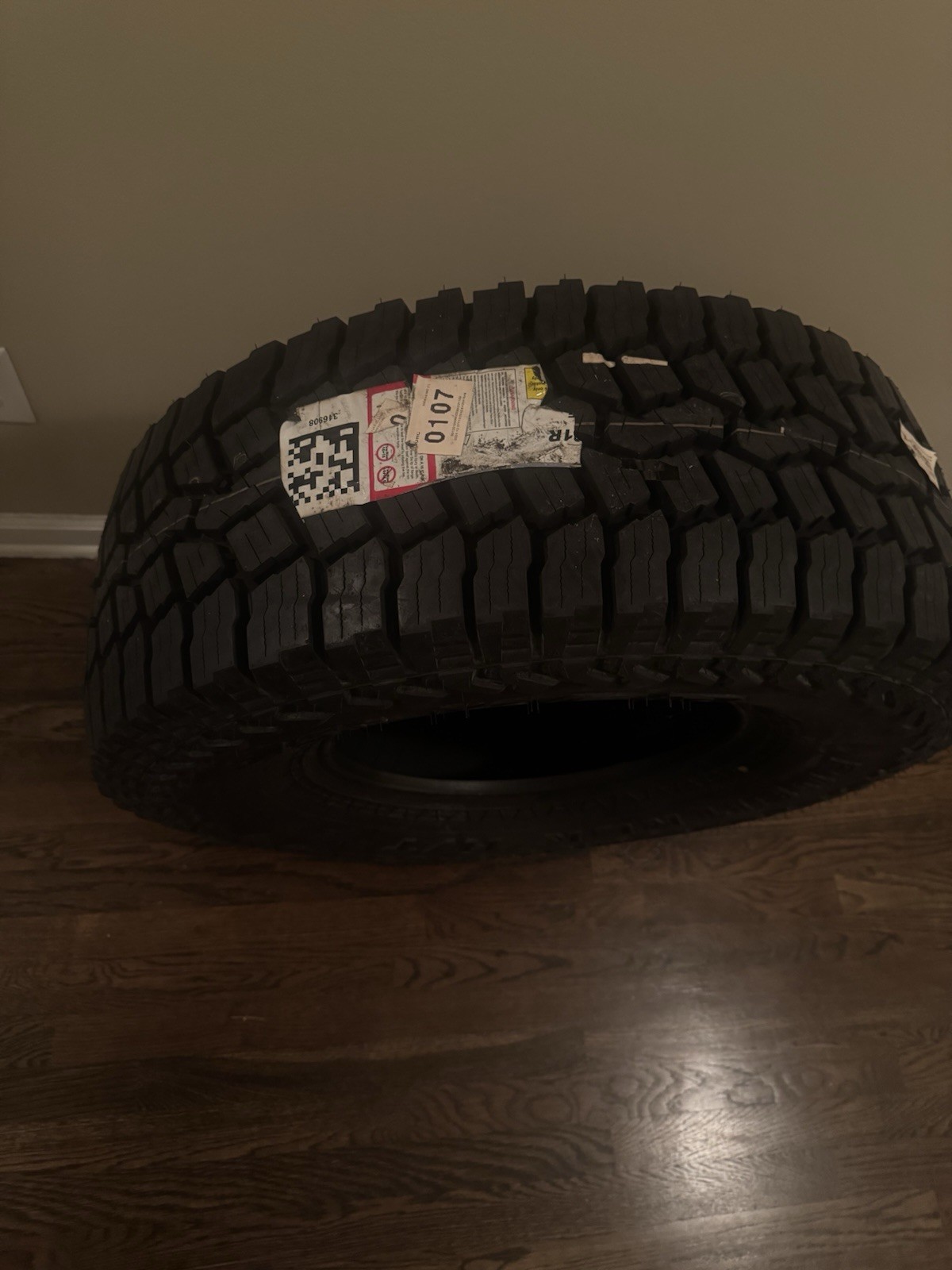 Falken Wildpeak A/T4W LT 305/70R16 124/121R E (10 Ply). solo tengo una unidad