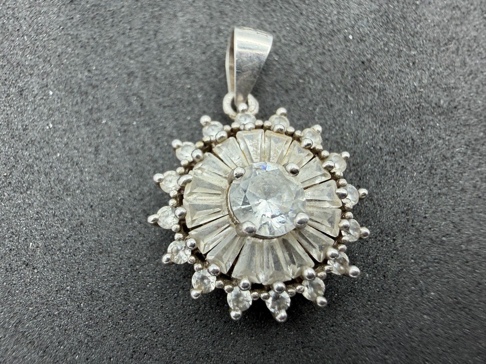 2.47g Vintage Sterling Silver 925 Sunburst Pendant Round Halo Sparkling Design 2.47g Vintage Sterling Silver 925 Sunburst Pendant Round Halo Sparkling Design