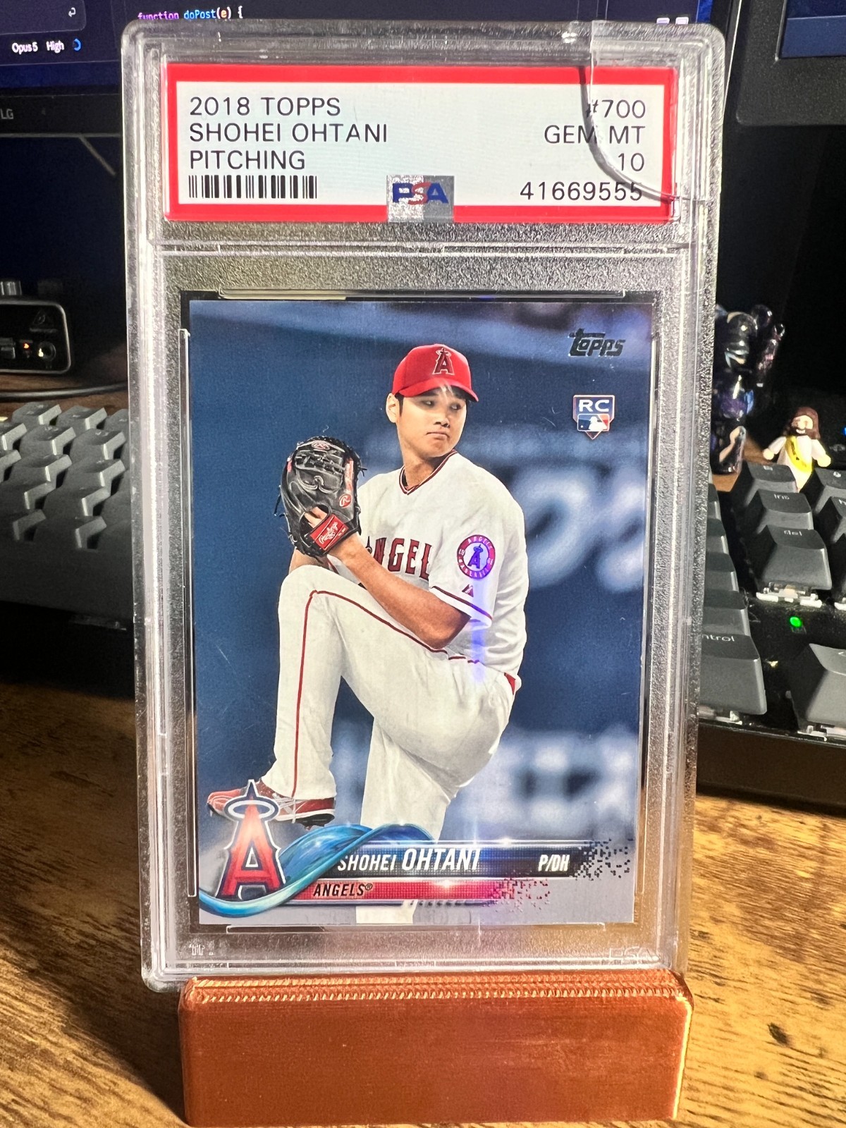 2018 Topps Shohei Ohtani RC #700 Pitching PSA 10 GEM MINT - Cracked Holder