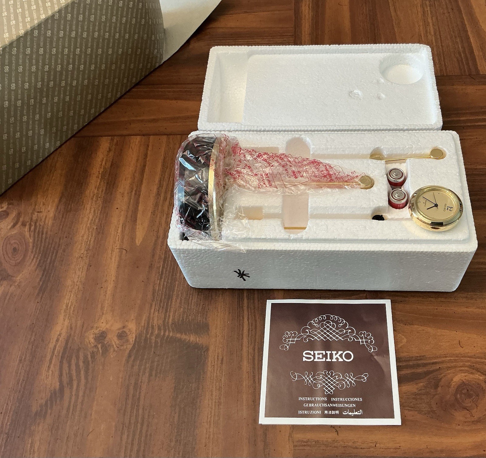 NIB RARE Seiko QUF103G Brass Kinetic Swinging Magnetic Pendulum Quartz Clock