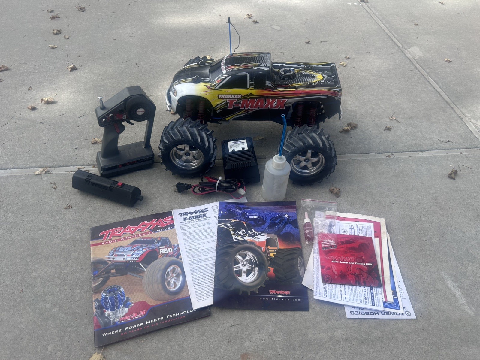 Traxxas T-Maxx 1/10 4WD Nitro RC Monster Truck Black/White/ RTR remote starter 
