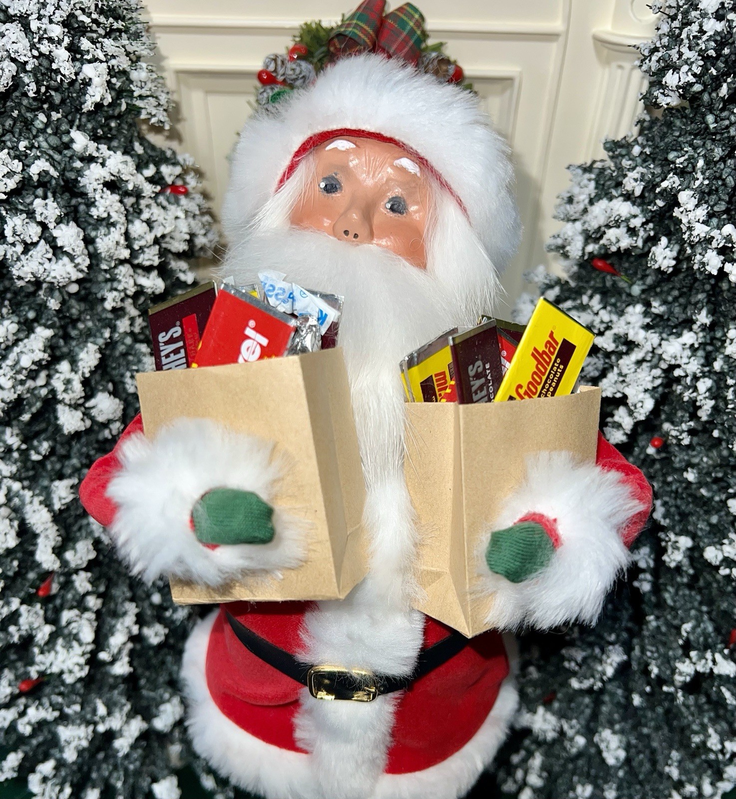 Byers’ Choice Caroler HTF HERSHEY Santa Claus🍫