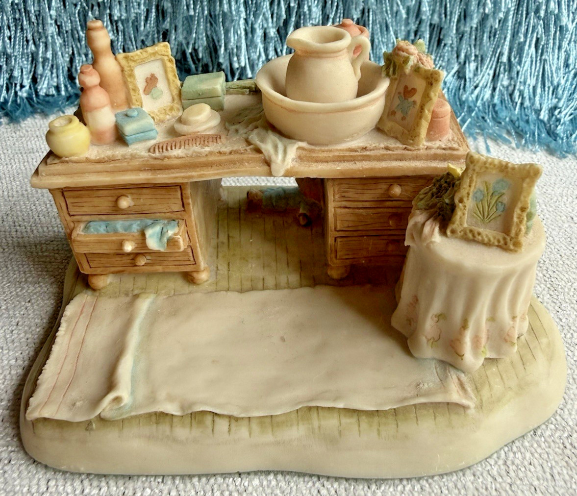 Vintage Brambly Hedge “Dressing Table” Figurine Jill Barklem Enesco Vintage Brambly Hedge “Dressing Table” Figurine Jill Barklem Enesco