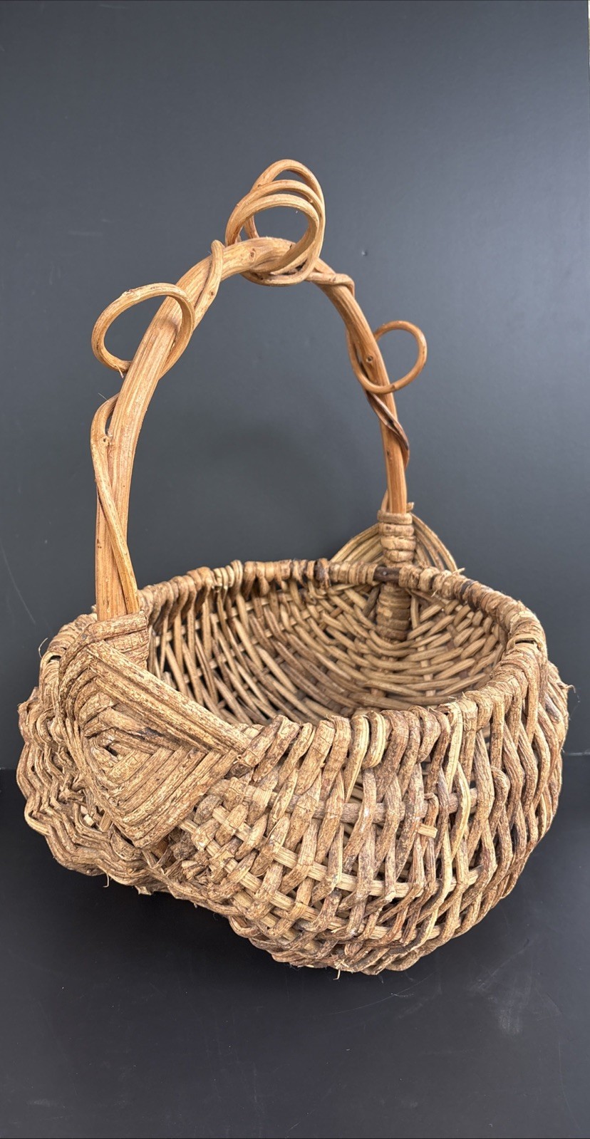 PRIMITIVE Rustic Woven Basket grapevine Handle Oval Buttocks Farmhouse Vintage
