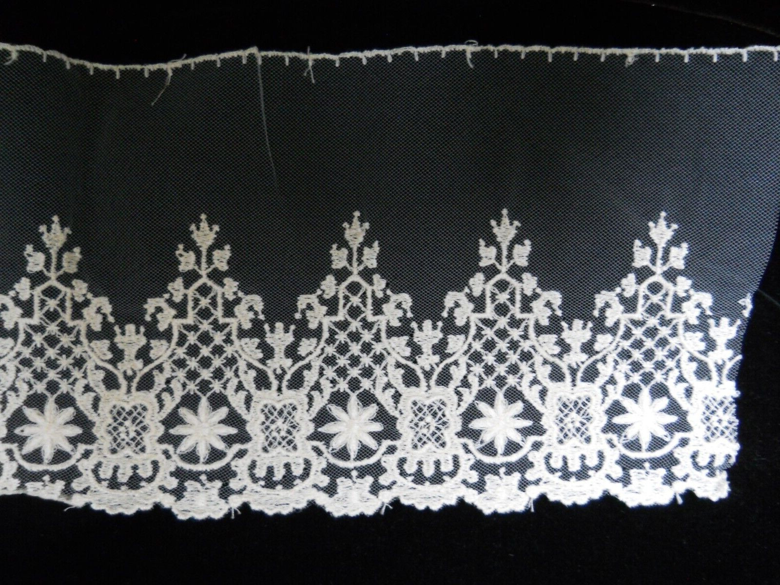 VINTAGE ANTIQUE ENGLISH EMBROIDERY NET COTTON LEAVERS LACE 6\