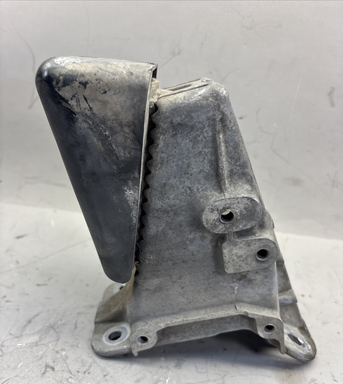 L85-6130 A KENWORTH T680 HOOD BRACKET 3771170 L85-6130 A KENWORTH T680 HOOD BRACKET 3771170