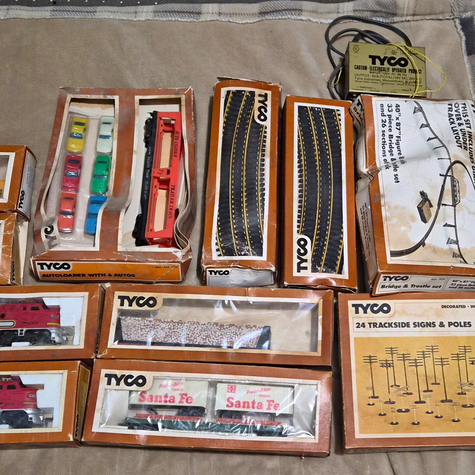 TYCO HO 1:87 Mixed Lot Santa Fe/Union Pacific Loco Cars Track Transformer 899V