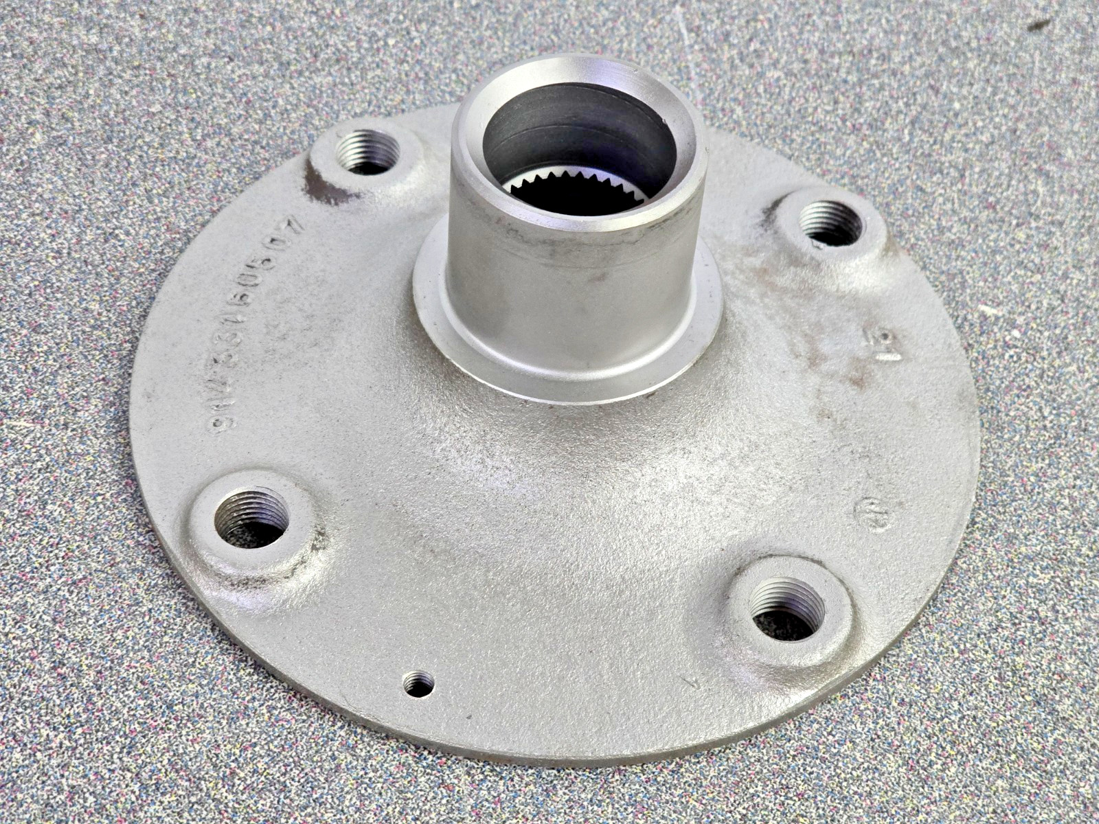 NICE USED ORIGINAL GENUINE PORSCHE 914 1.7  1.8 2.0 REAR OUTER WHEEL HUB 1970-76